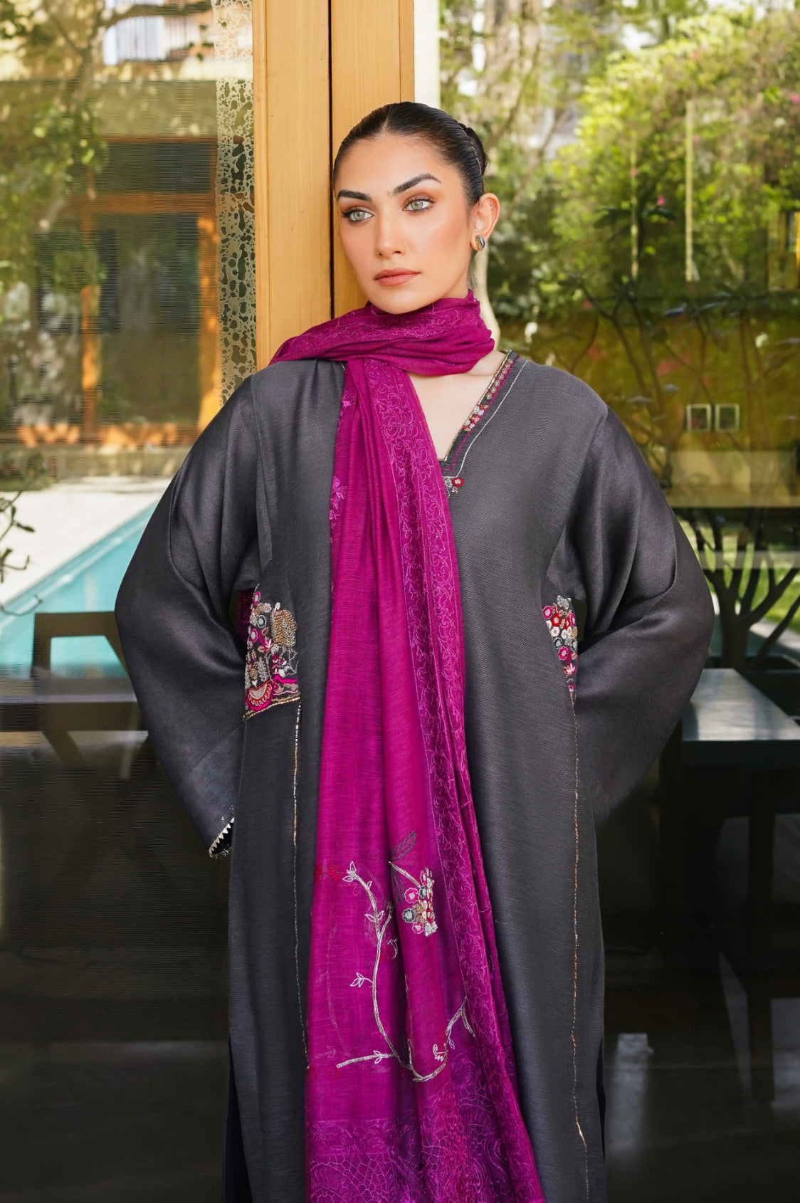 https://cdn.shopify.com/s/files/1/0593/6516/3148/files/Zohra-Grey4_2x_e3f0472f-b883-40d0-ad9a-882b05f8e579.jpg?v=1709110844