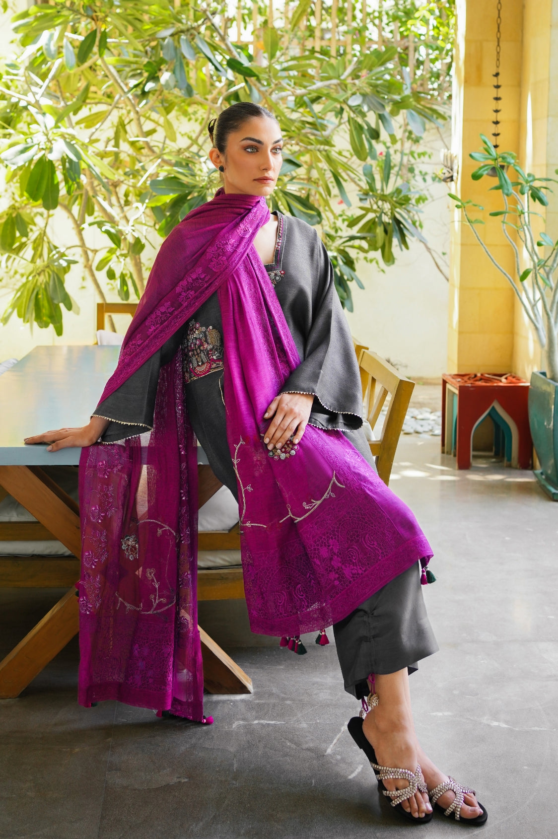 https://cdn.shopify.com/s/files/1/0593/6516/3148/files/Zohra-Grey5_2x_792841b5-02aa-4bea-ad83-25ed5aacd18d.jpg?v=1709110844