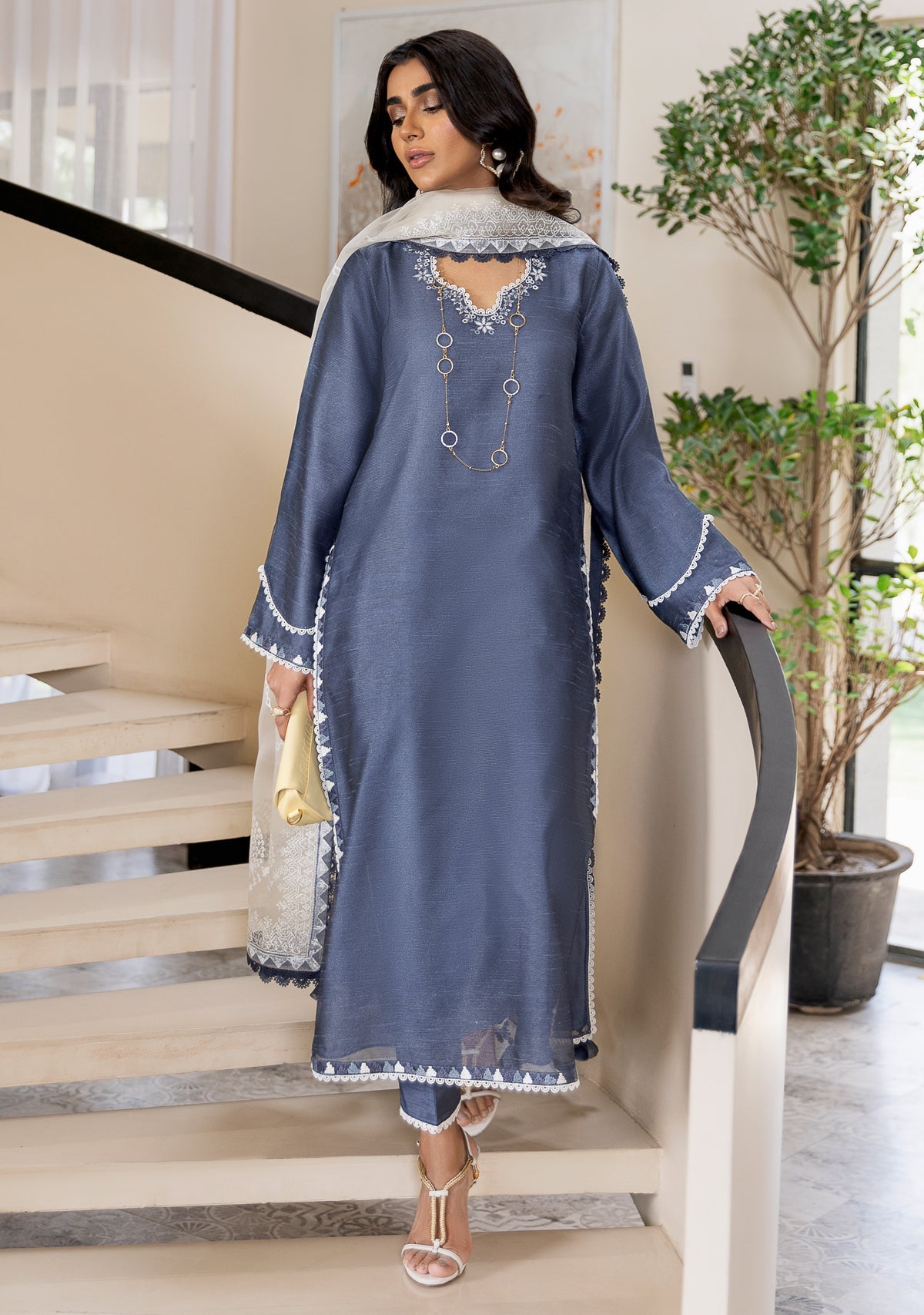 https://cdn.shopify.com/s/files/1/0676/8177/9968/files/arezoob1.jpg?v=1715844310