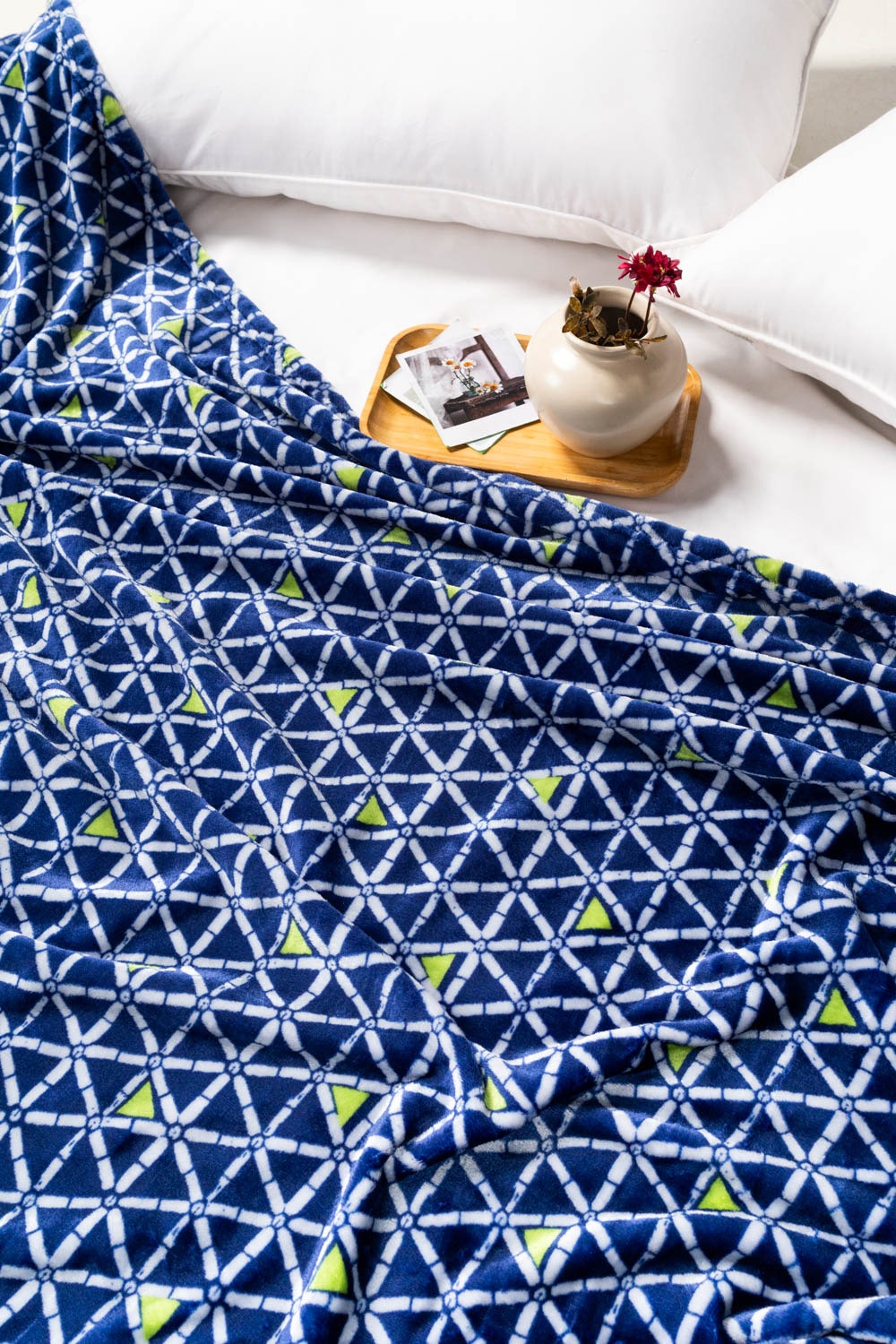 Aw24-Neon Triangle Single Ply Fleece Throw
