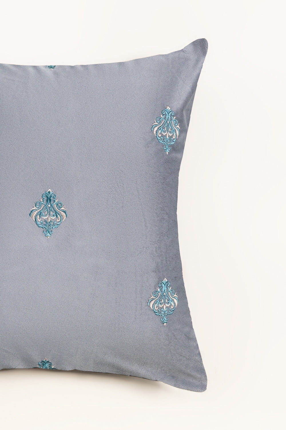 Vec -016 Velvet Embroidered Cushion Cover