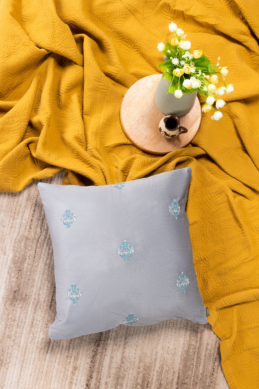 Vec -016 Velvet Embroidered Cushion Cover