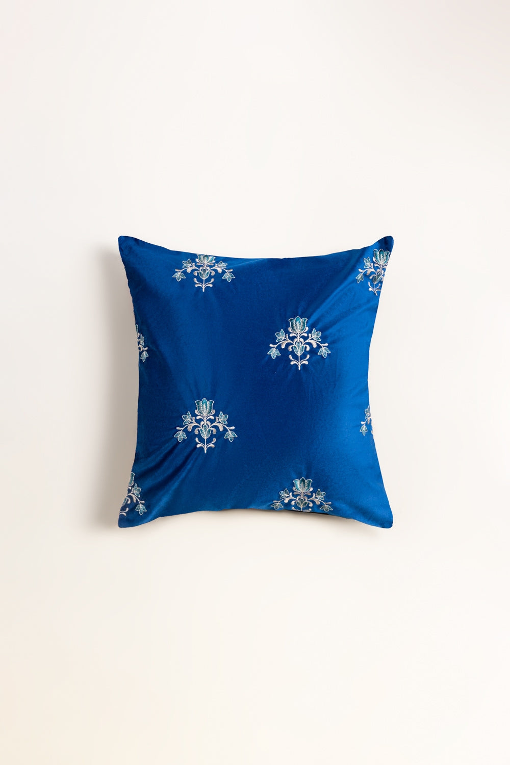 Vec -018 Velvet Embroidered Cushion Cover