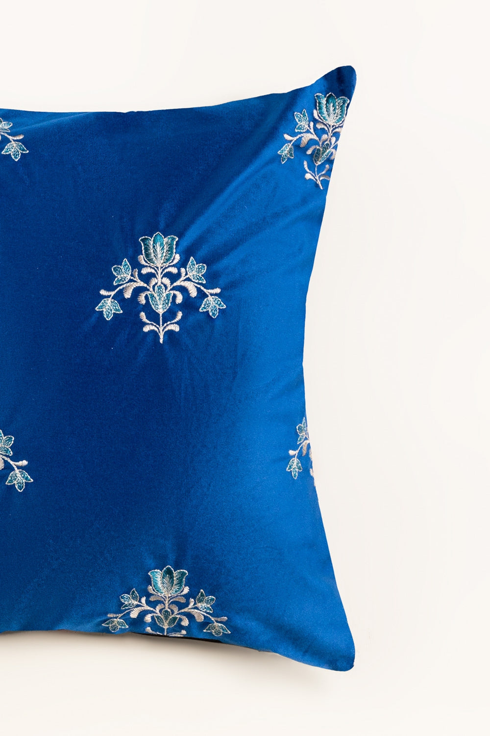 Vec -018 Velvet Embroidered Cushion Cover