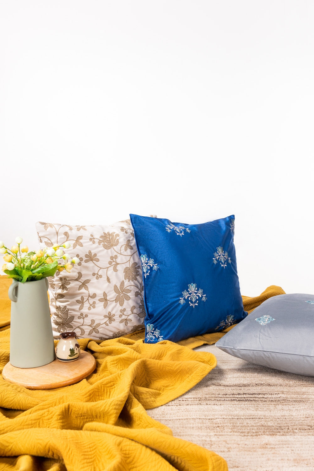 Vec -018 Velvet Embroidered Cushion Cover