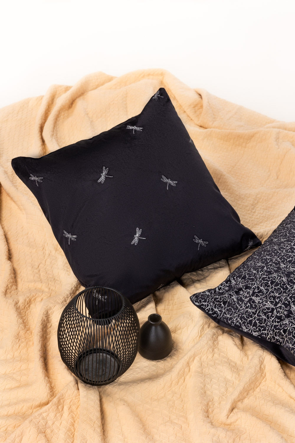 Vec -027 Velvet Embroidered Cushion Cover