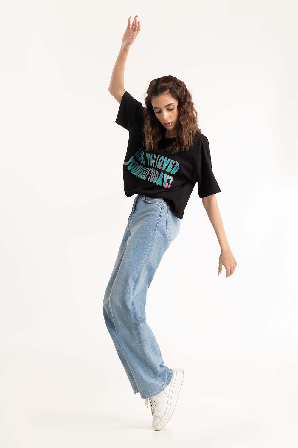 https://cdn.shopify.com/s/files/1/0706/3253/8159/files/black_tshirt_224-213-010_2.jpg?v=1758454734
