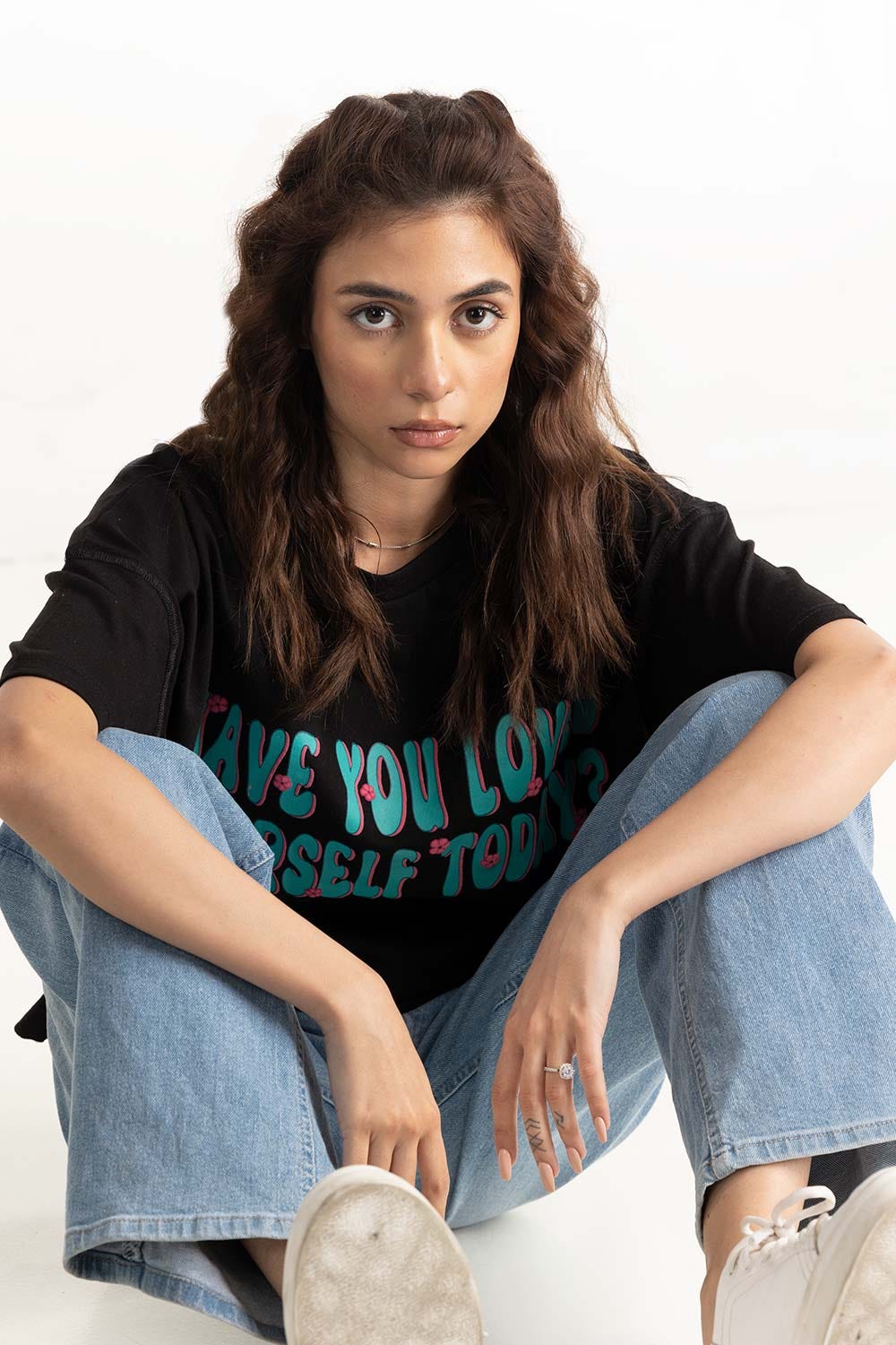https://cdn.shopify.com/s/files/1/0706/3253/8159/files/black_tshirt_224-213-010_6.jpg?v=1758454734