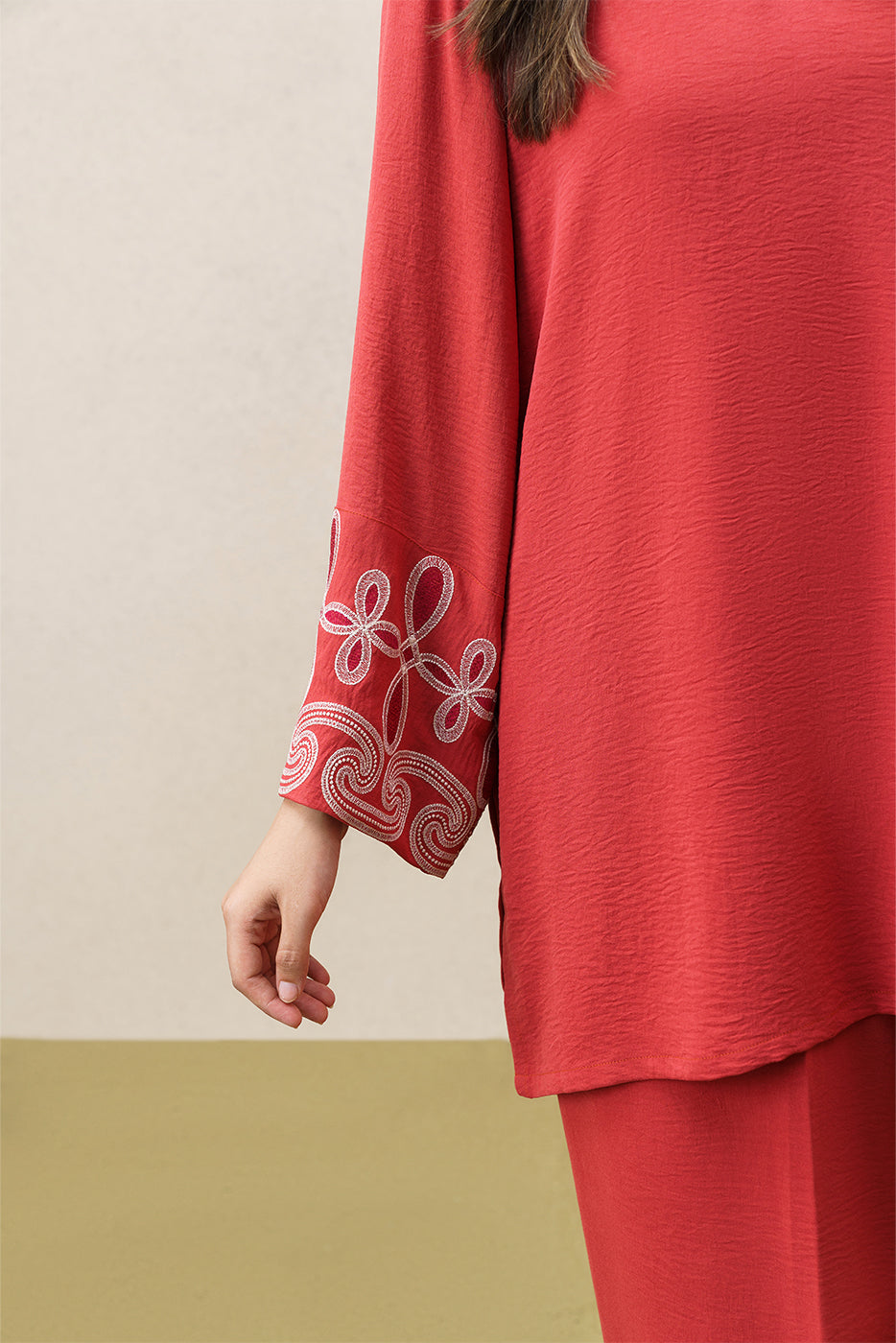 EMBROIDERED POLY CREPE DRESS (FLOW)
