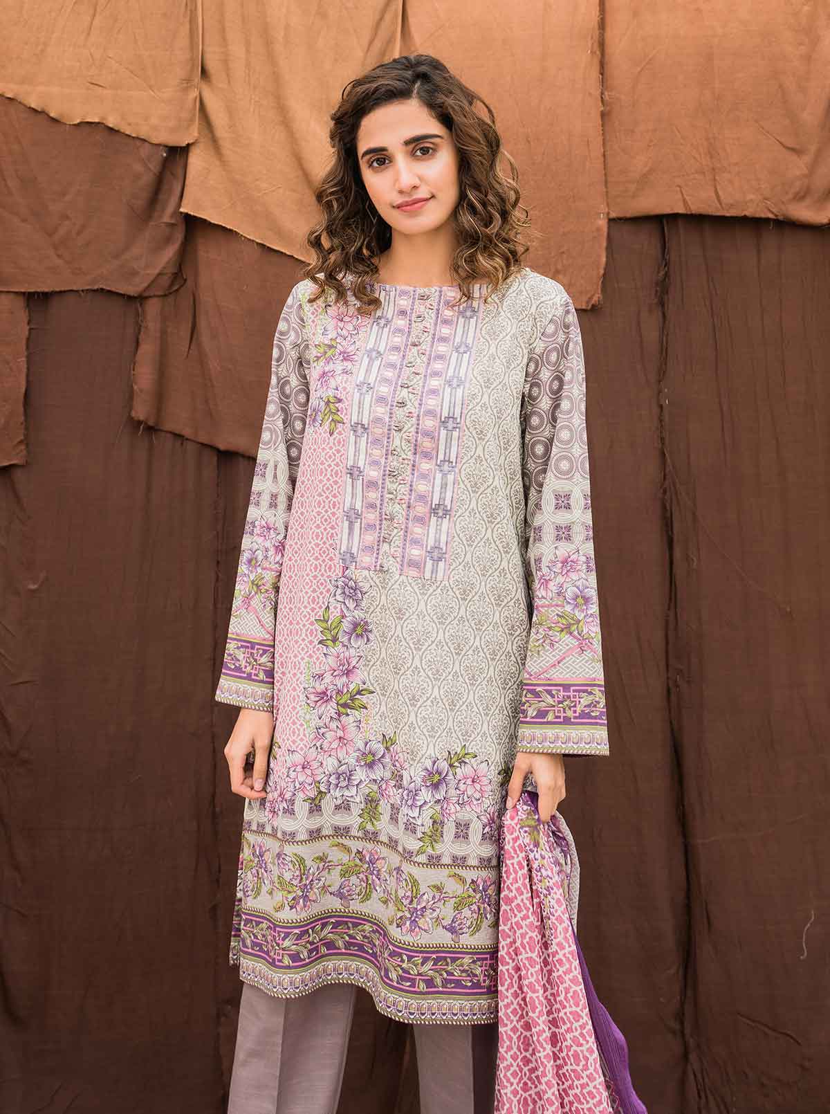 Shoot Stitched Noor Handcrafted Velvet Style A