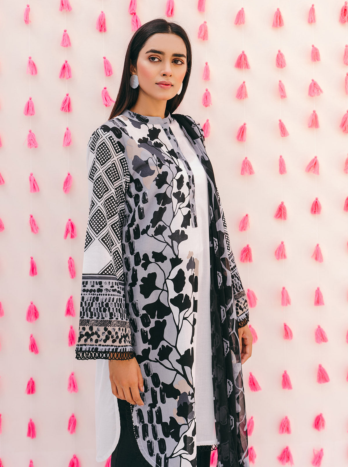 AJLR-29 EMBROIDERED LAWN 3 PCS