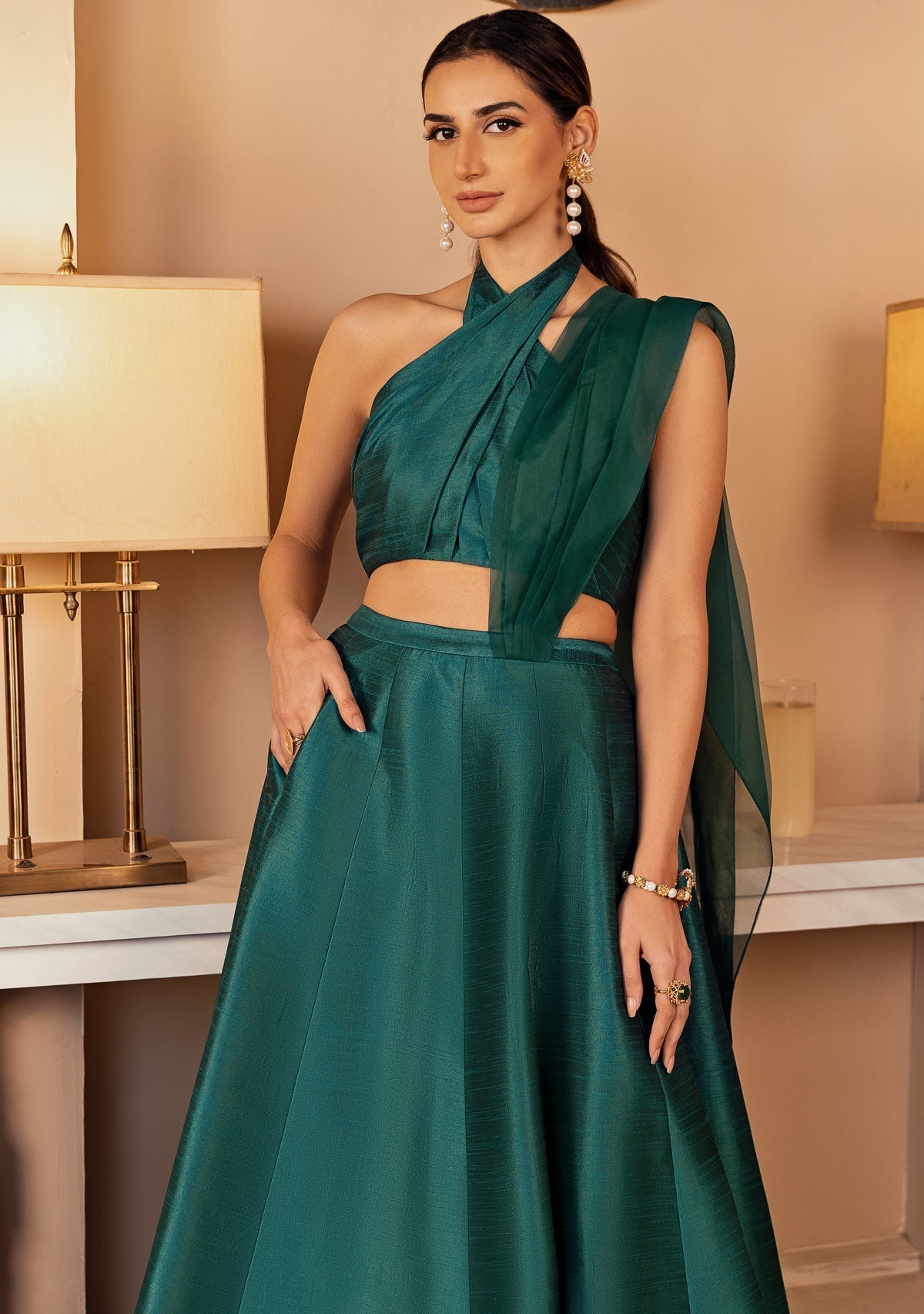 https://cdn.shopify.com/s/files/1/0676/8177/9968/products/cyra2.jpg?v=1708639329