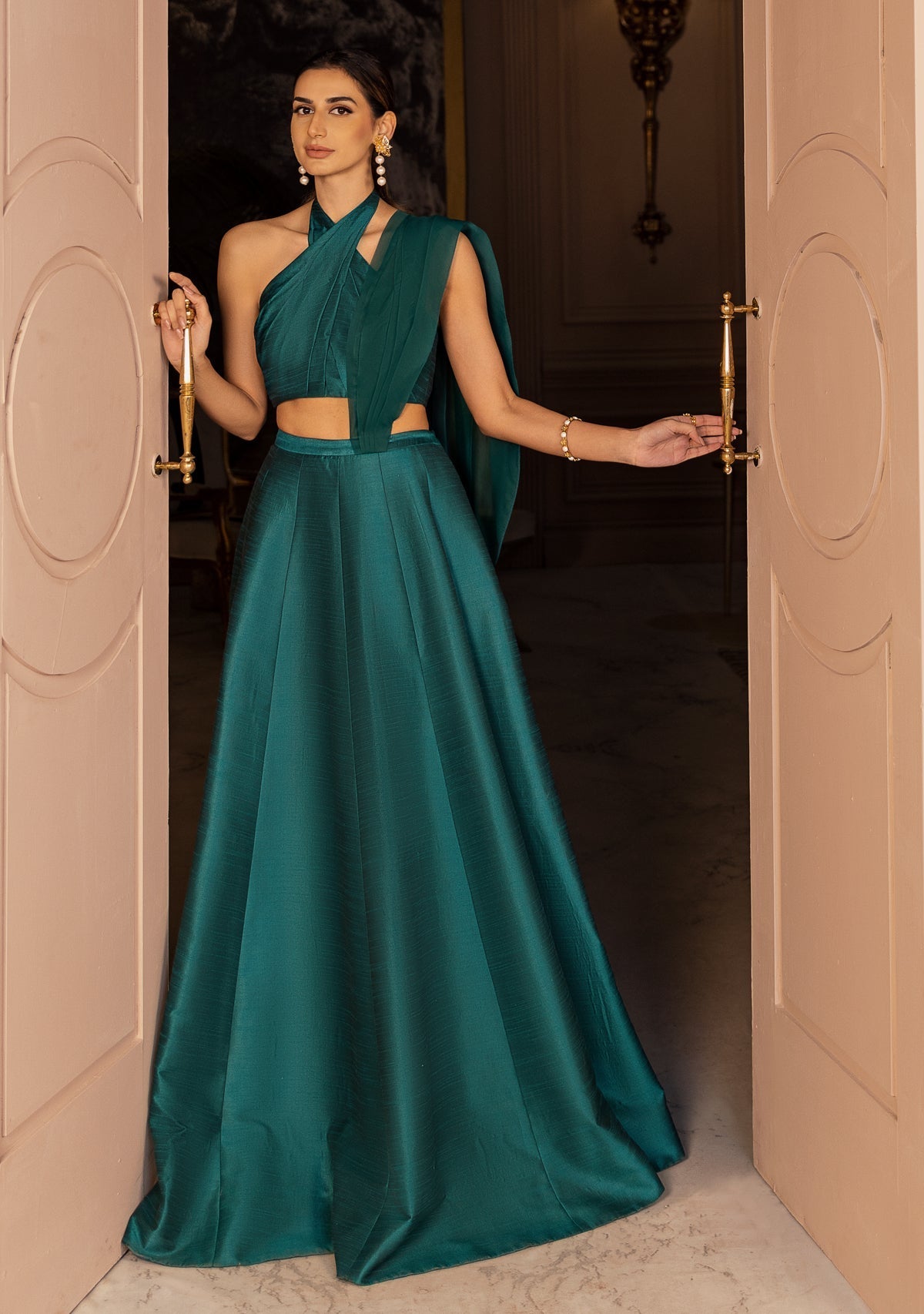 https://cdn.shopify.com/s/files/1/0676/8177/9968/products/cyra3.jpg?v=1708639329