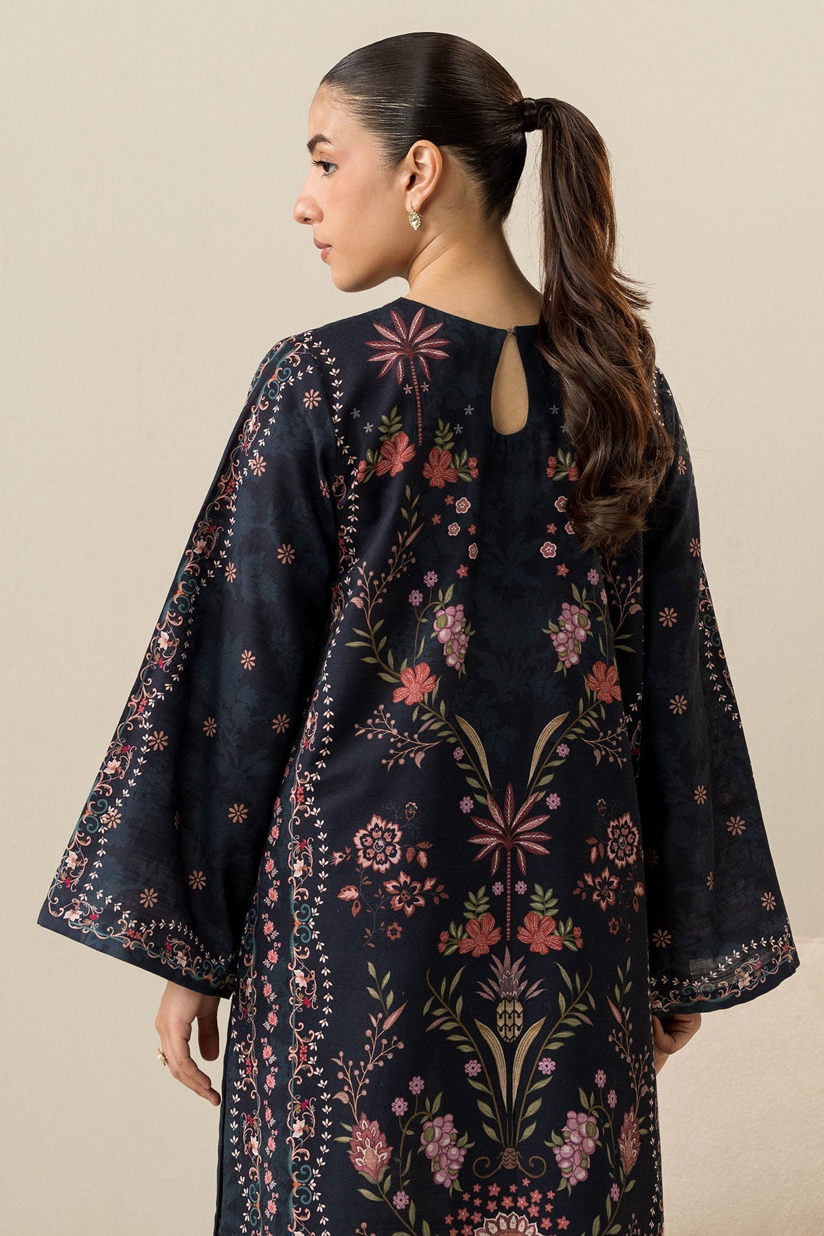 https://cdn.shopify.com/s/files/1/0178/4492/8612/files/dailykhaddar_0007_DSC04853.jpg?v=1760430481