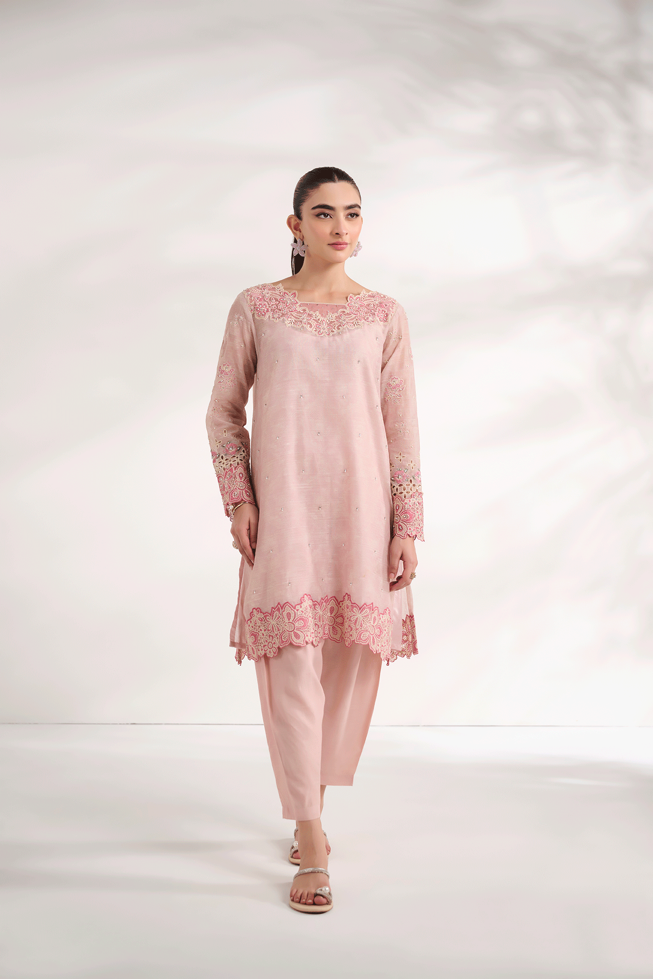 https://cdn.shopify.com/s/files/1/0587/3080/7460/files/dhanak-e-com-18-oct-2441062.gif?v=1737640893