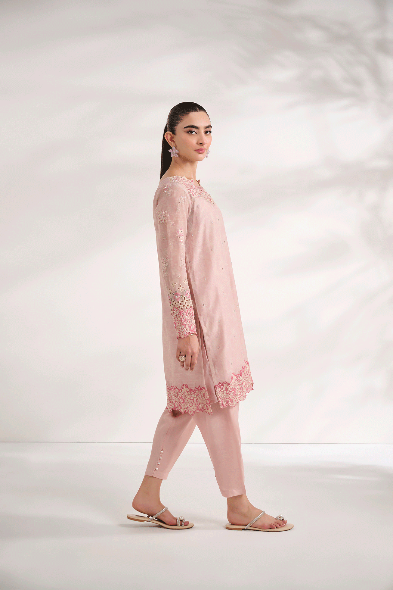 https://cdn.shopify.com/s/files/1/0587/3080/7460/files/dhanak-e-com-18-oct-2441064.gif?v=1737640893