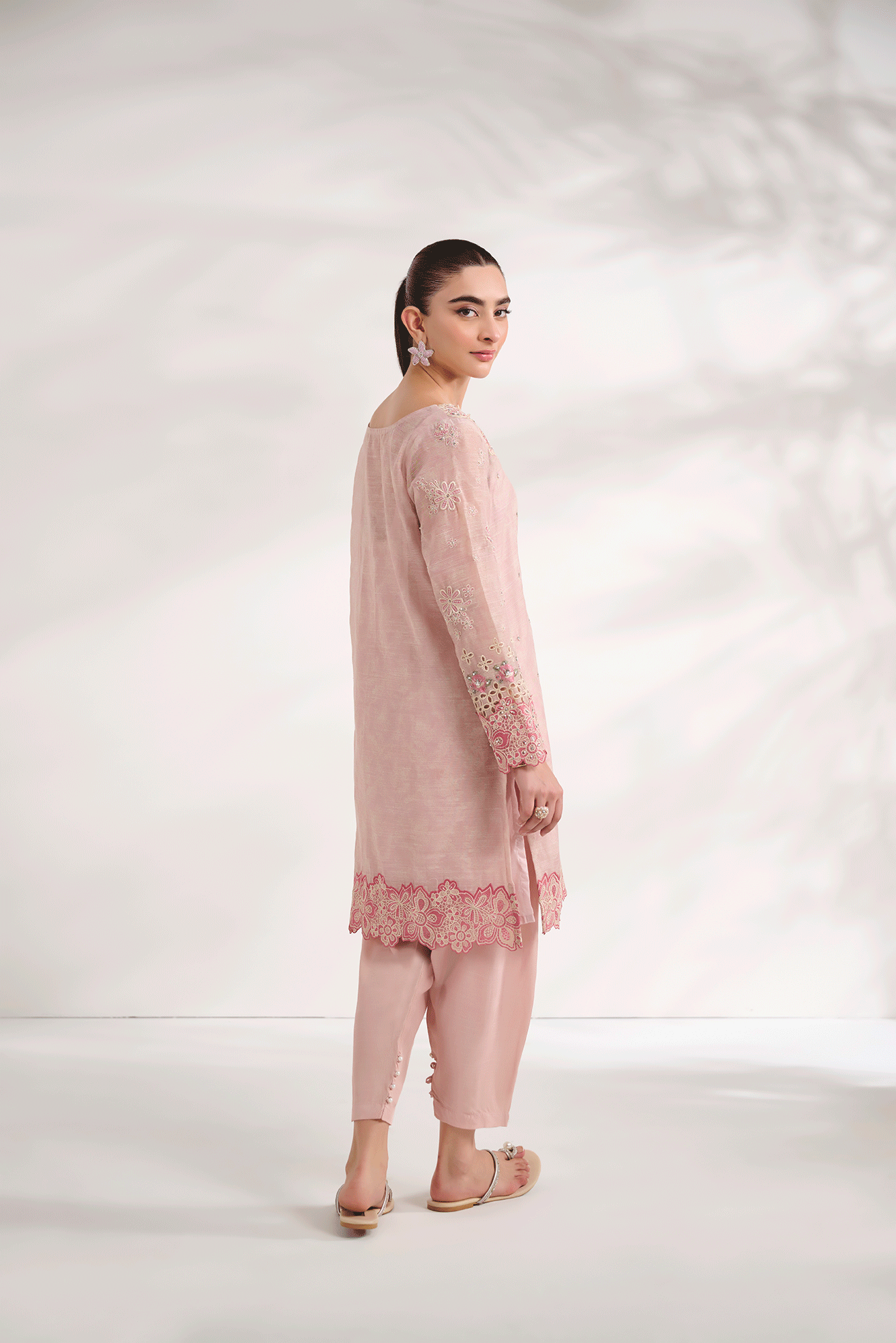 https://cdn.shopify.com/s/files/1/0587/3080/7460/files/dhanak-e-com-18-oct-2441070.gif?v=1737640892
