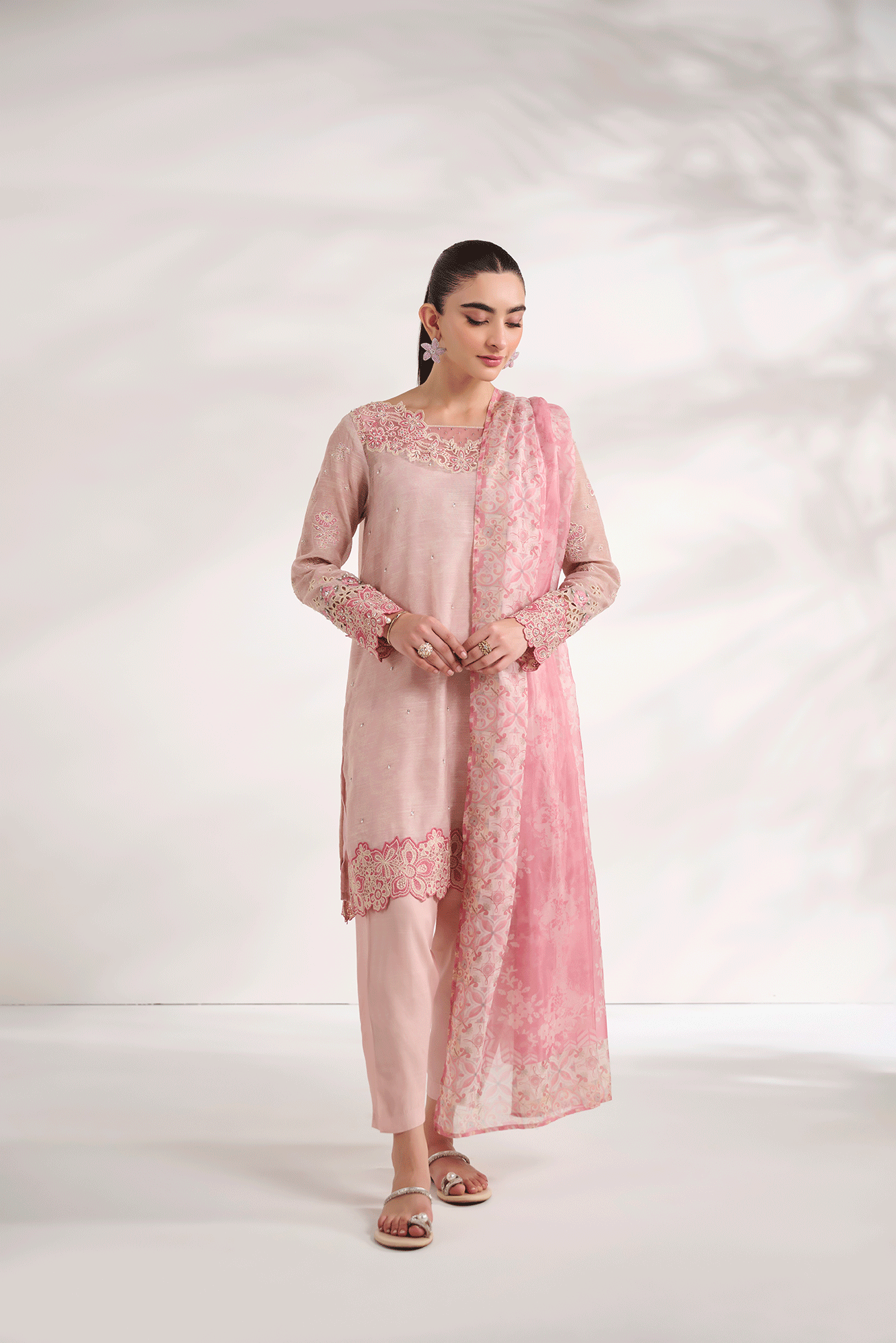 https://cdn.shopify.com/s/files/1/0587/3080/7460/files/dhanak-e-com-18-oct-2441074.gif?v=1737695844