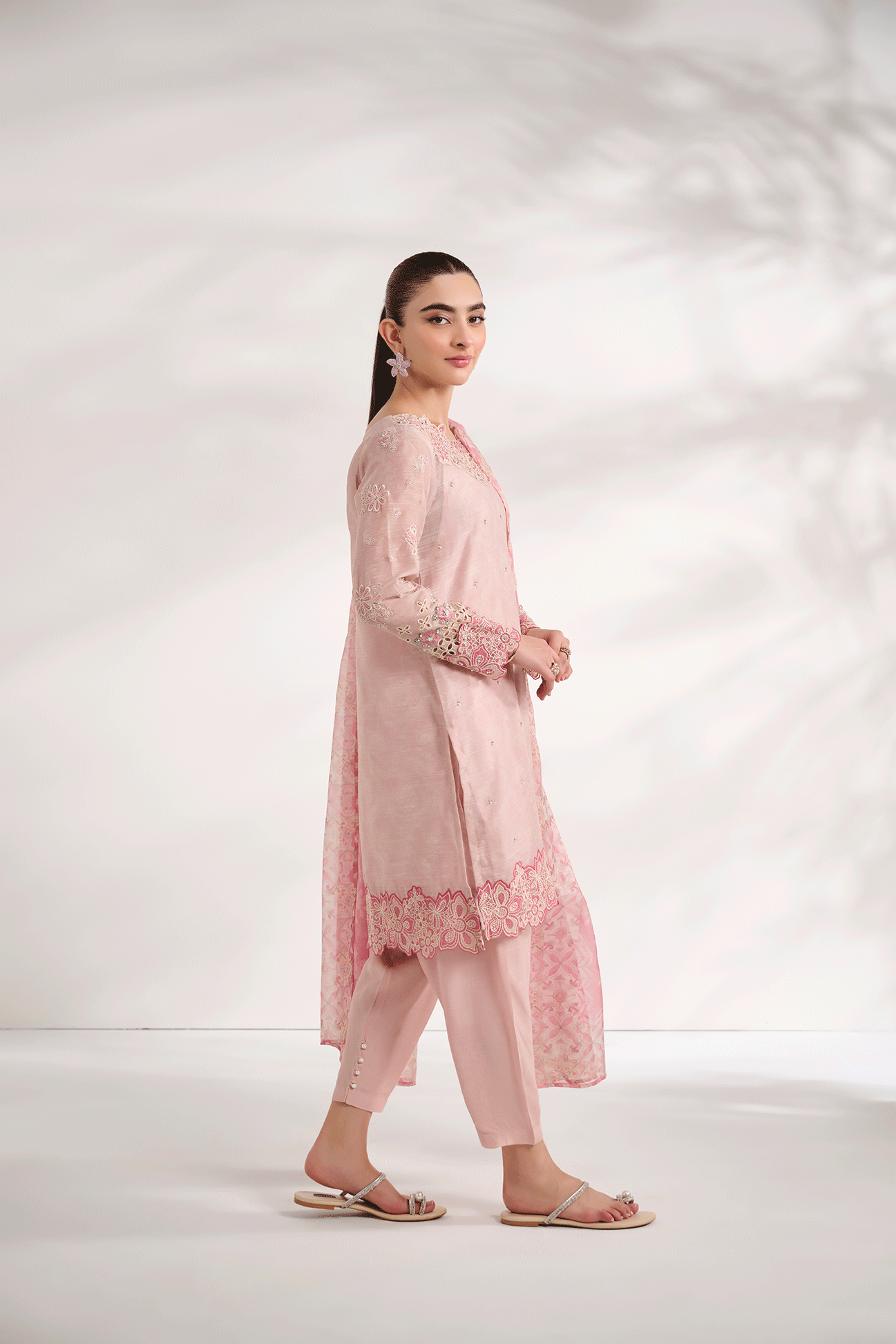 https://cdn.shopify.com/s/files/1/0587/3080/7460/files/dhanak-e-com-18-oct-2441078.gif?v=1737640893