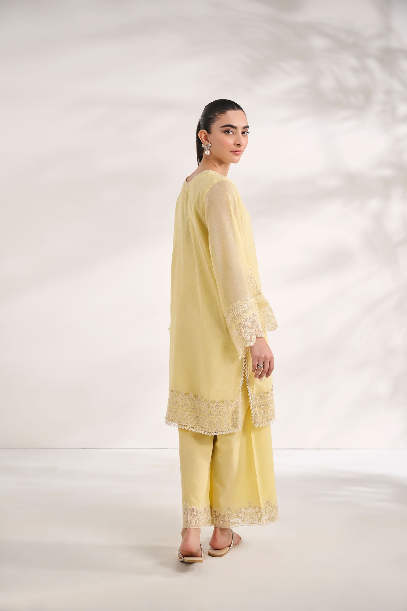 https://cdn.shopify.com/s/files/1/0587/3080/7460/files/dhanak-e-com-18-oct-2441580.jpg?v=1736485531
