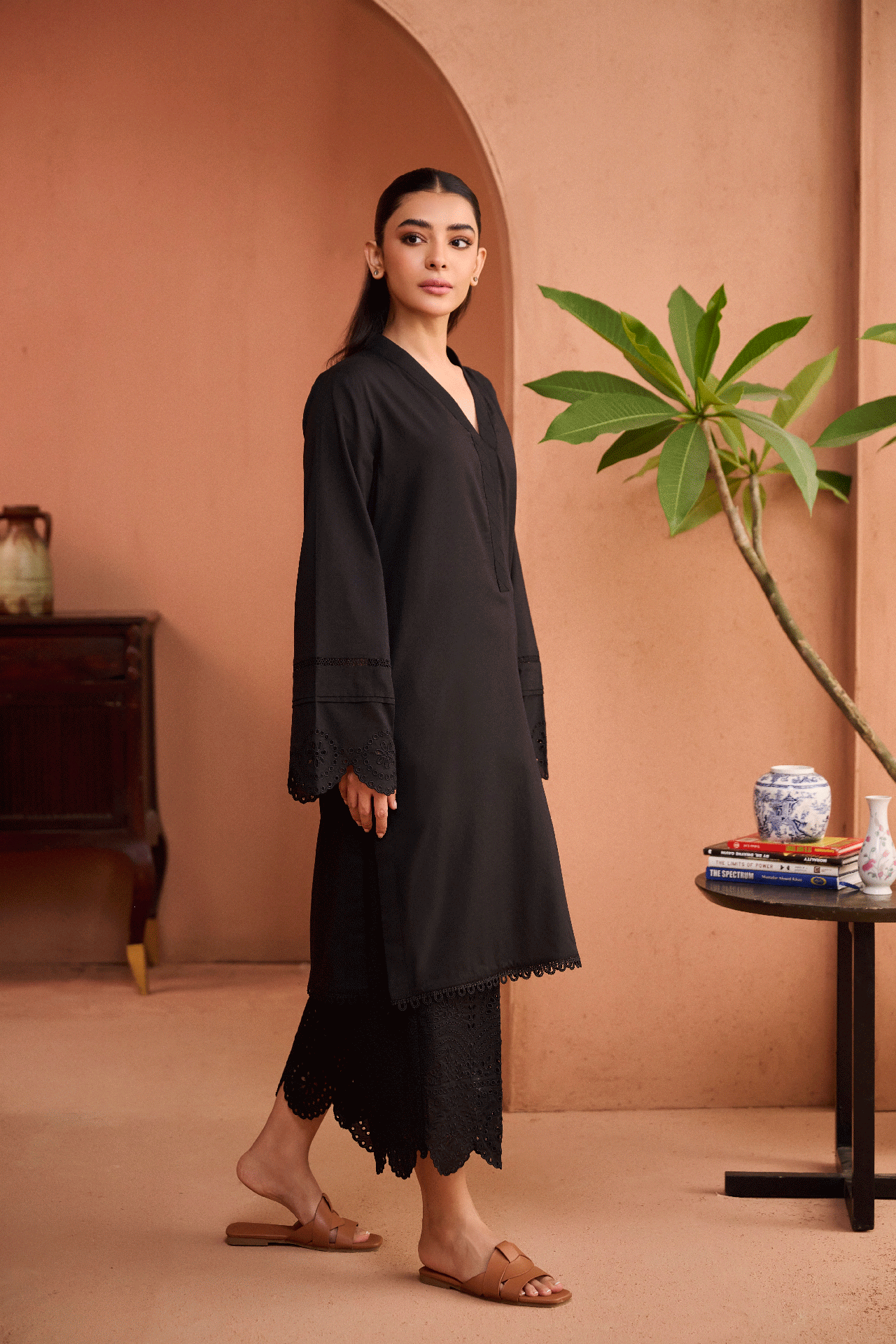 https://cdn.shopify.com/s/files/1/0587/3080/7460/files/dhanak-moharram33872_7d61fe09-ff36-43d7-8379-d1564a4b9787.gif?v=1736414189
