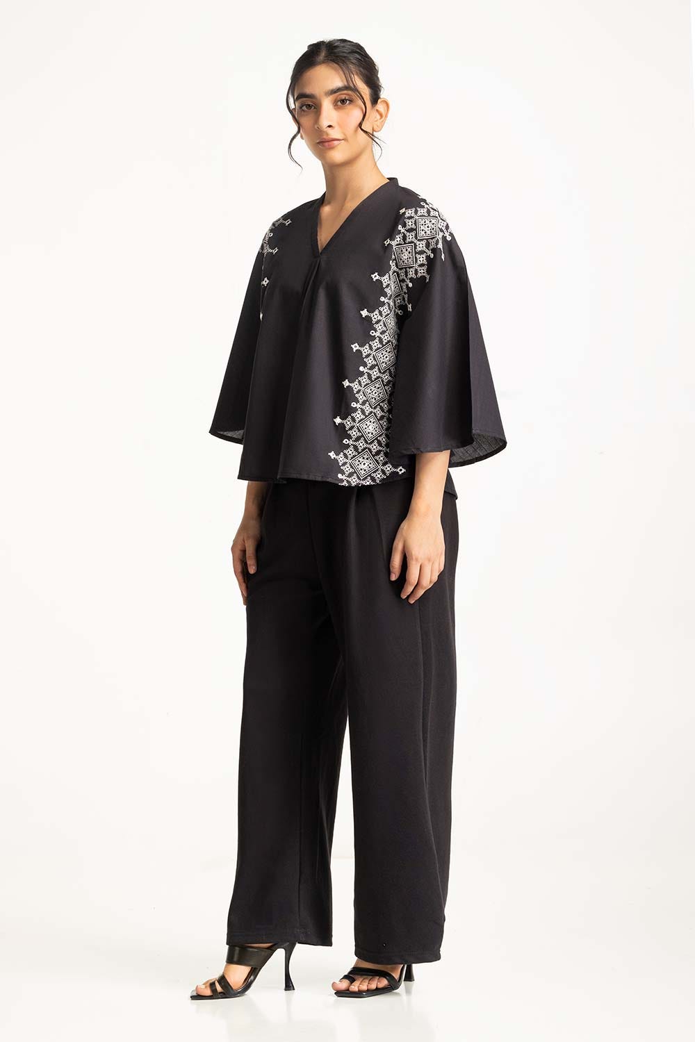 https://cdn.shopify.com/s/files/1/0706/3253/8159/files/embroidred_top_wm-cs-ss24-006_3.jpg?v=1758455776
