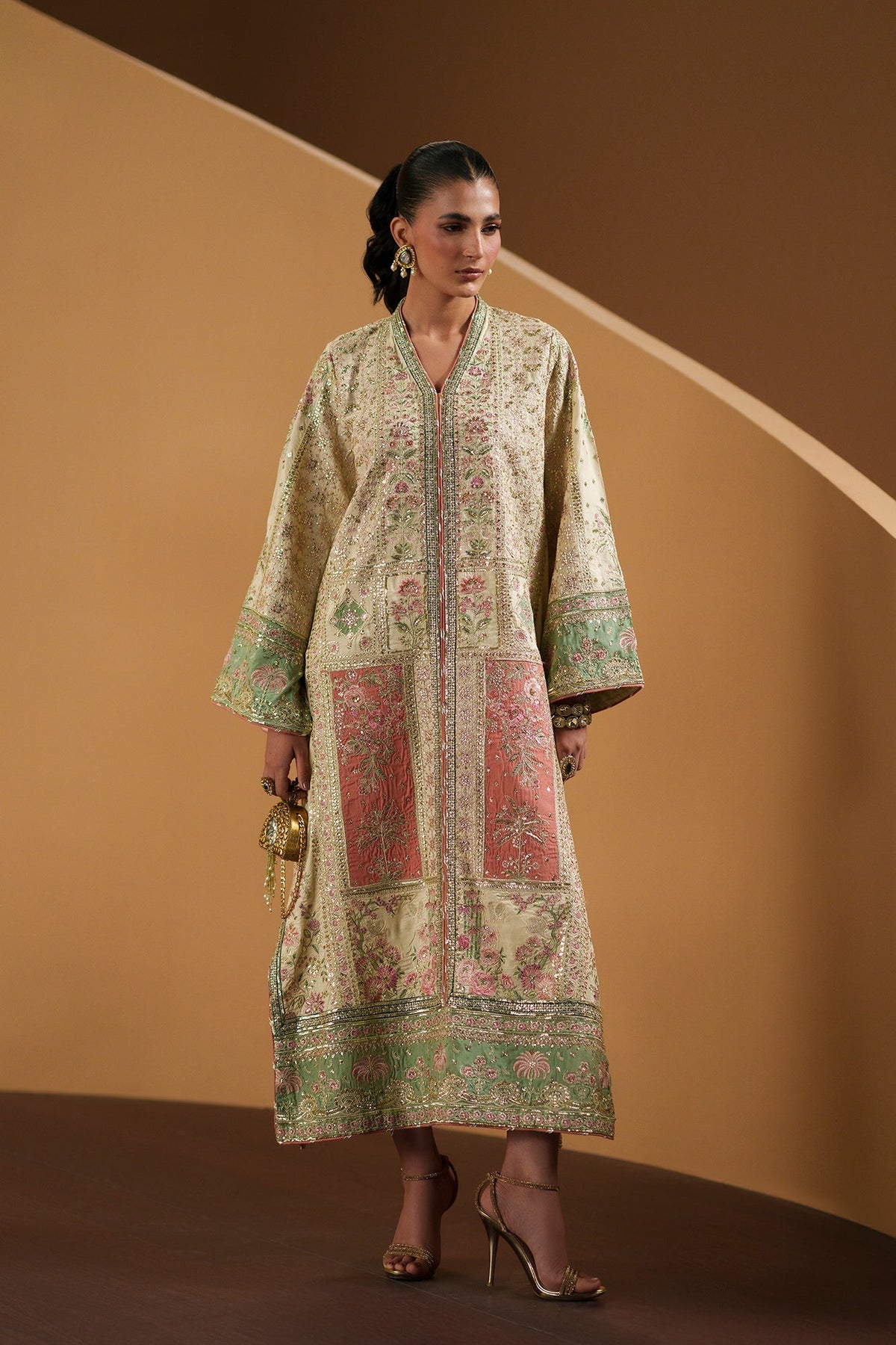 Ethnc – Antique White Embroidered Kaftan Style