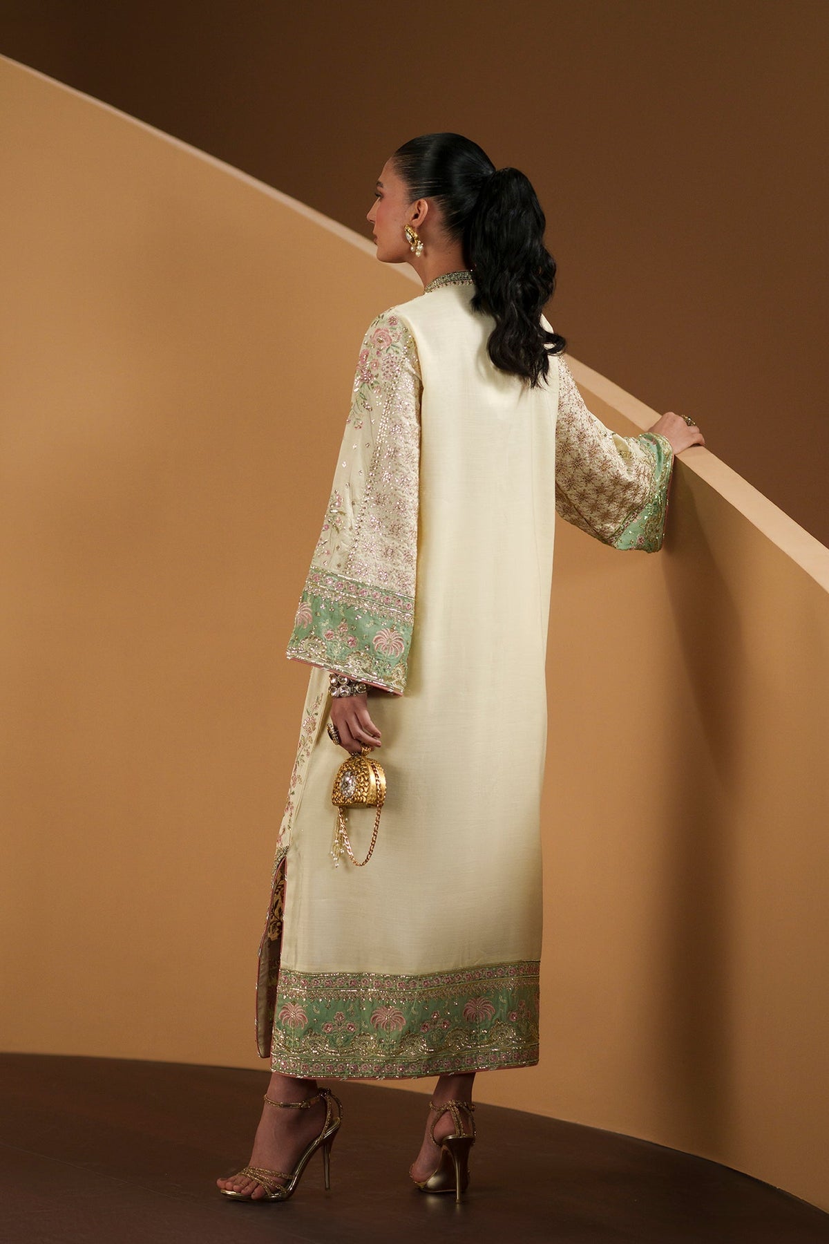 Ethnc – Antique White Embroidered Kaftan Style