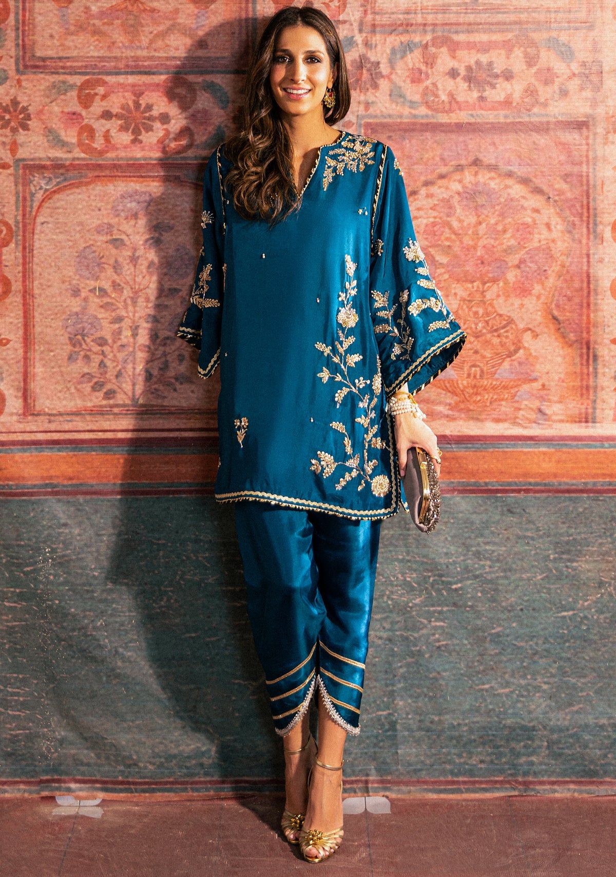 https://cdn.shopify.com/s/files/1/0676/8177/9968/files/firouzeh1.jpg?v=1730717548