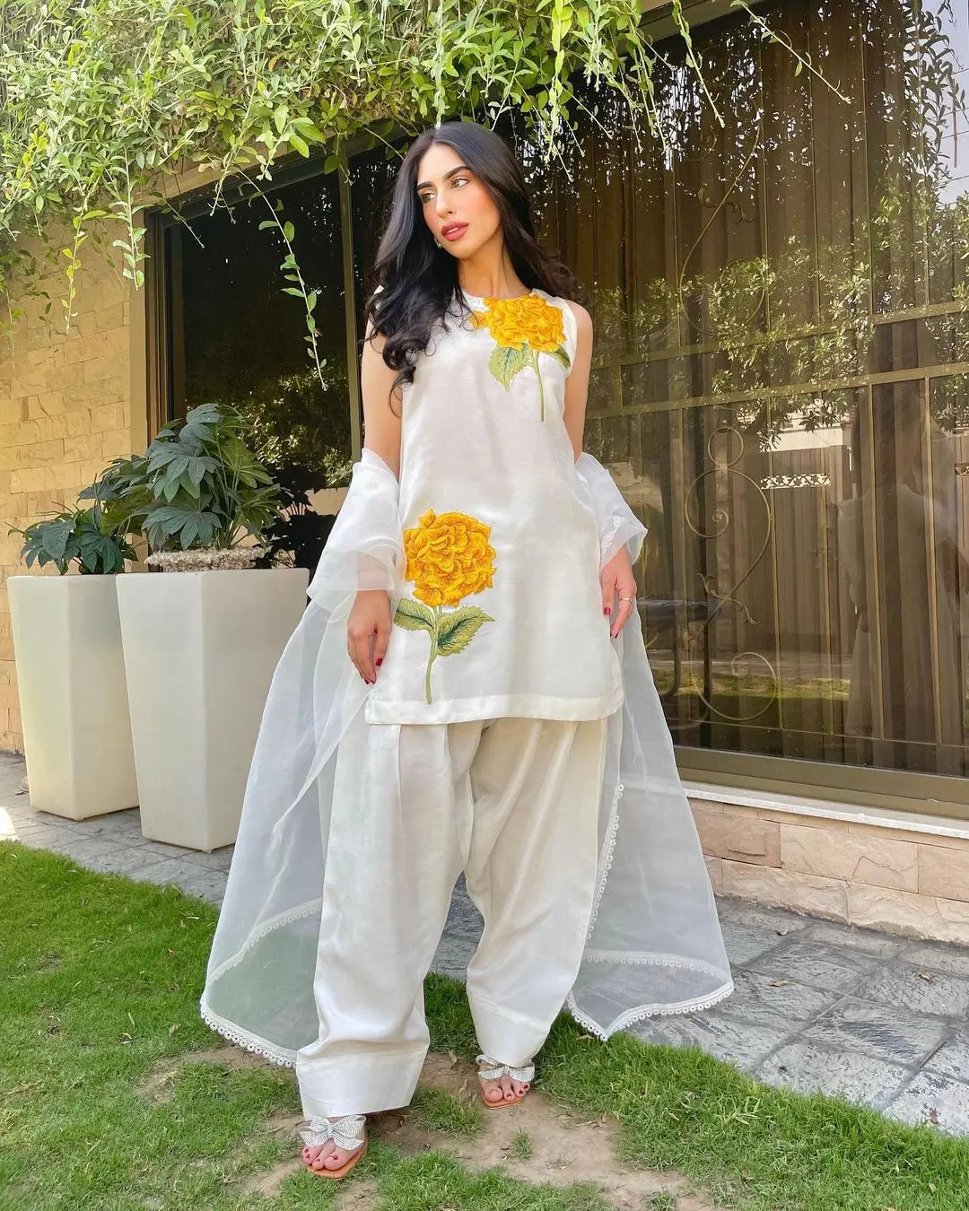 Flories White-Semi Festive'25
