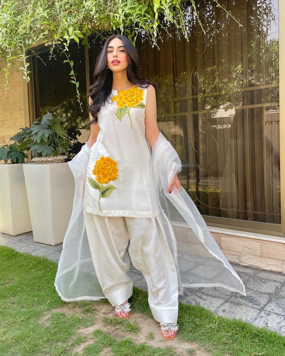 Flories White-Semi Festive'25