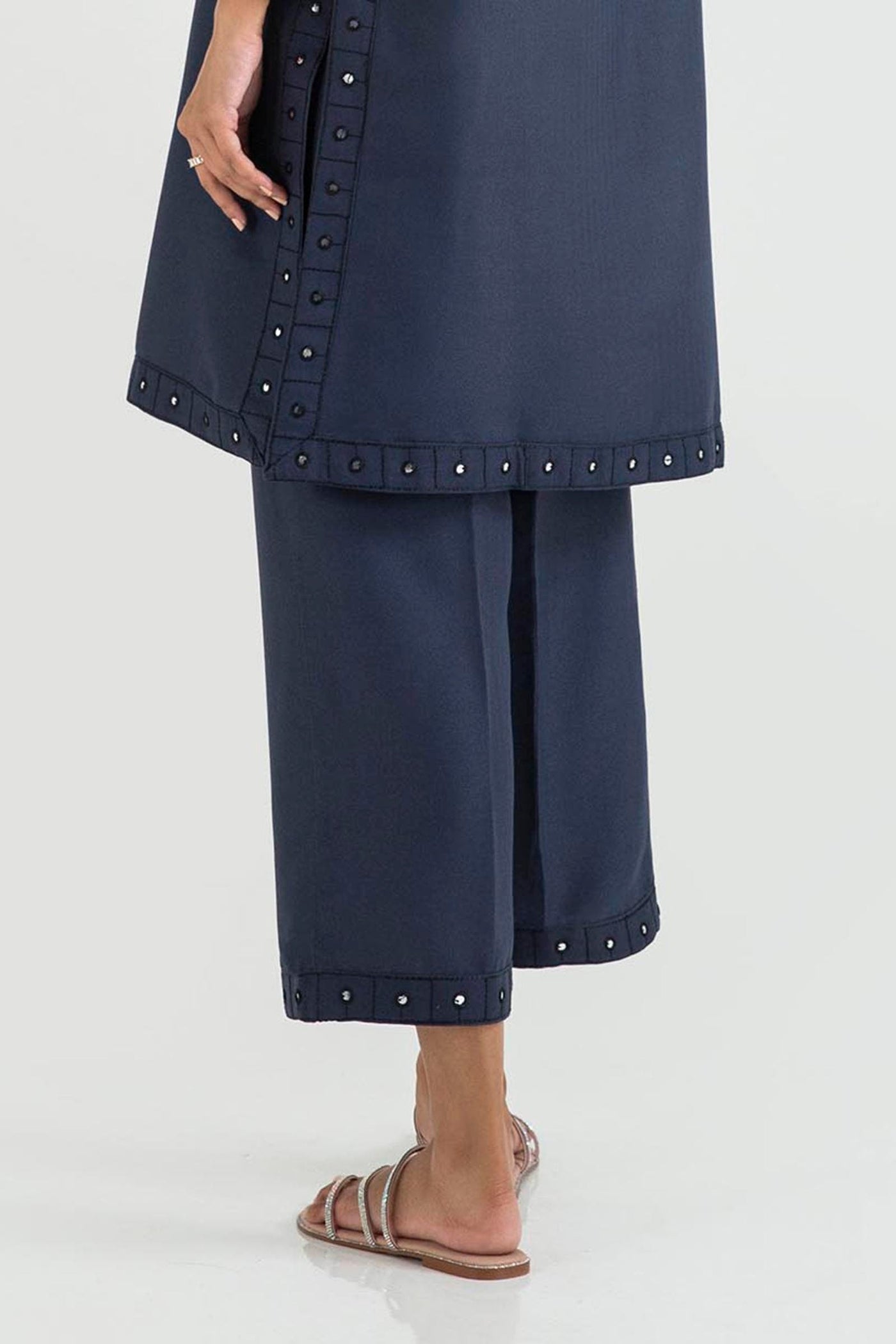 https://cdn.shopify.com/s/files/1/0740/1753/8280/files/fw24trd219_2_1_d93a2f75-25e5-4e1d-97c1-477316b77713.jpg?v=1756732715