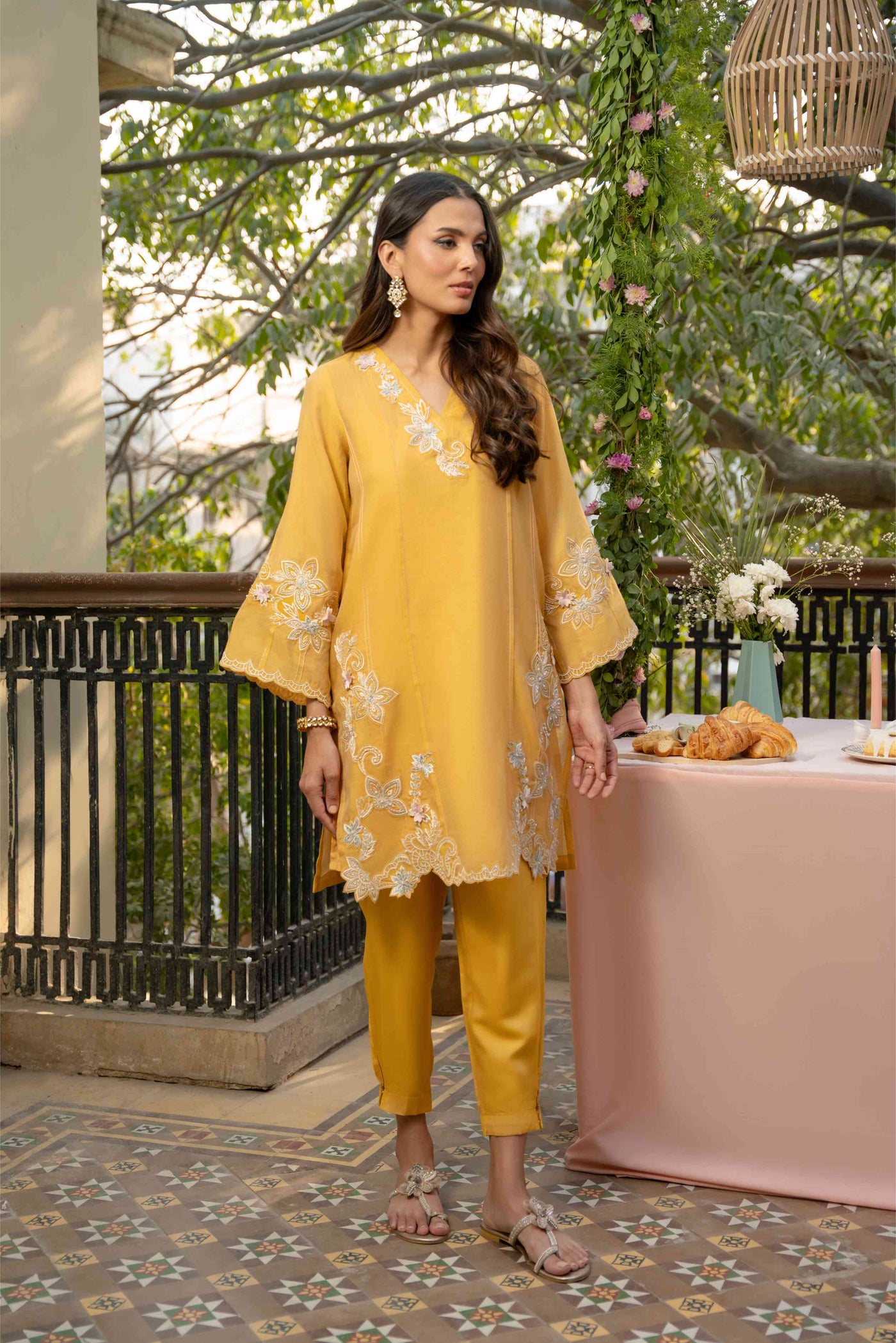 https://cdn.shopify.com/s/files/1/0663/9616/0233/files/honeygold_2.jpg?v=1772128259
