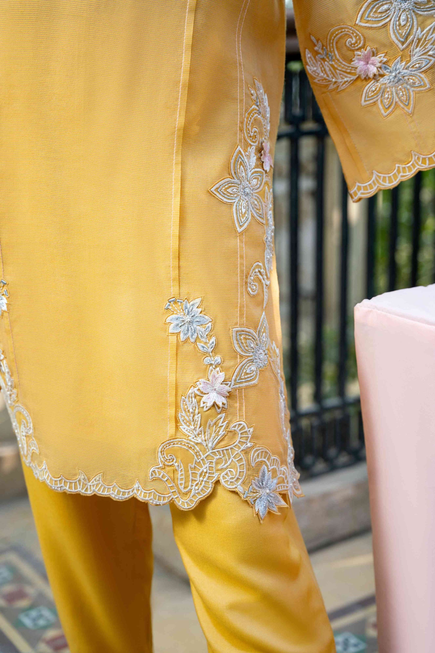 https://cdn.shopify.com/s/files/1/0663/9616/0233/files/honeygold_5.jpg?v=1772120475