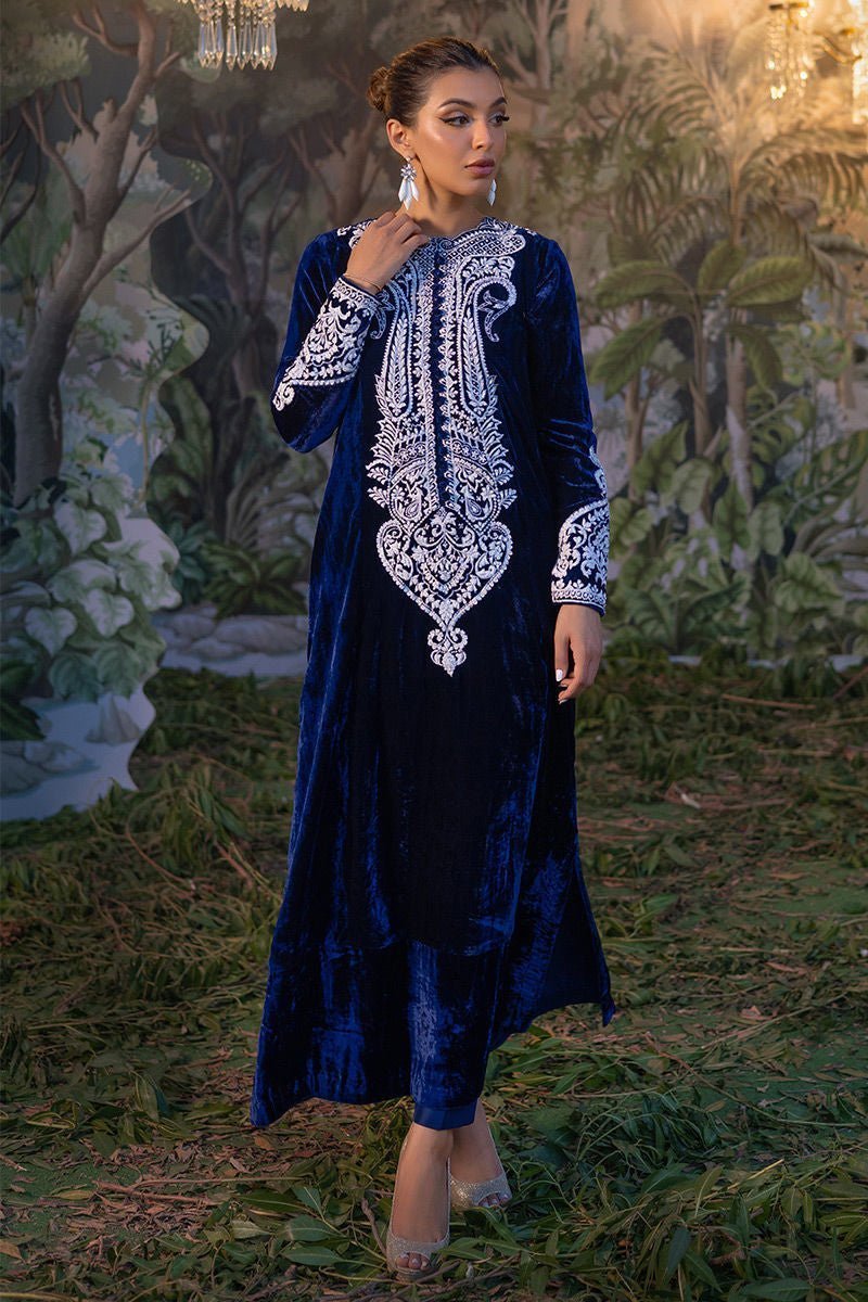 https://cdn.shopify.com/s/files/1/0923/1931/8403/files/izza-velvet-luxe-kaftan-by-alizay-saad-321347.jpg?v=1756724921