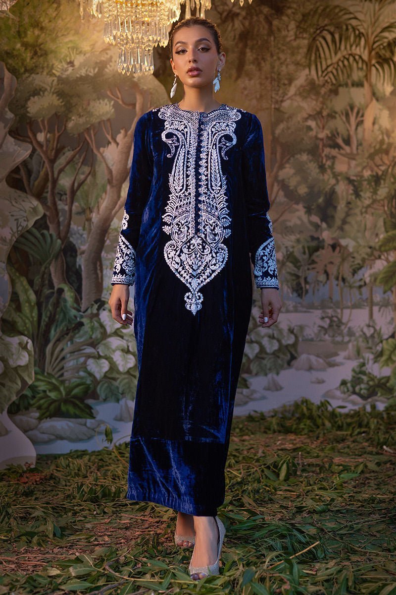 https://cdn.shopify.com/s/files/1/0923/1931/8403/files/izza-velvet-luxe-kaftan-by-alizay-saad-940015.jpg?v=1756724921