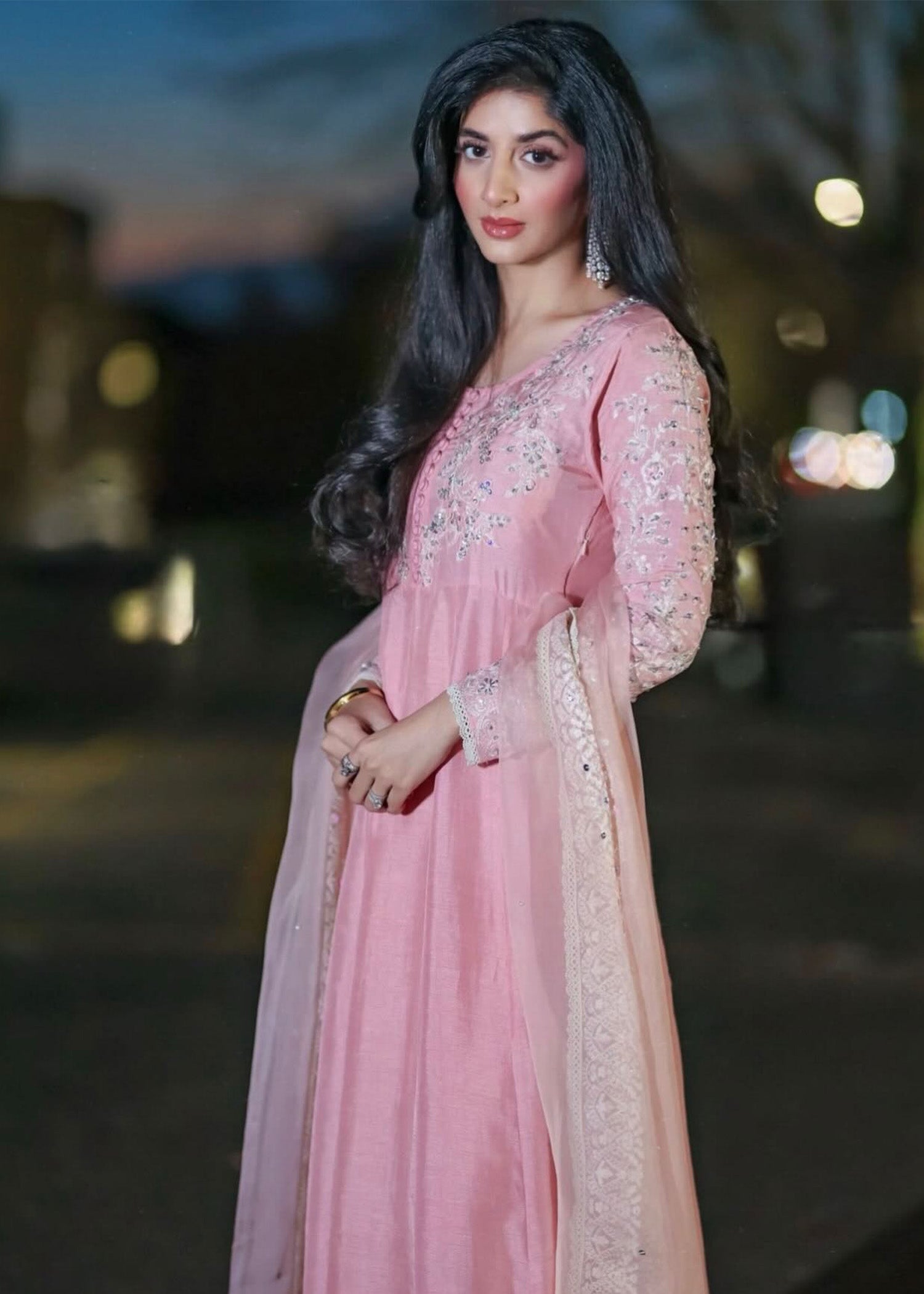 Tierra - Mawra Hocane