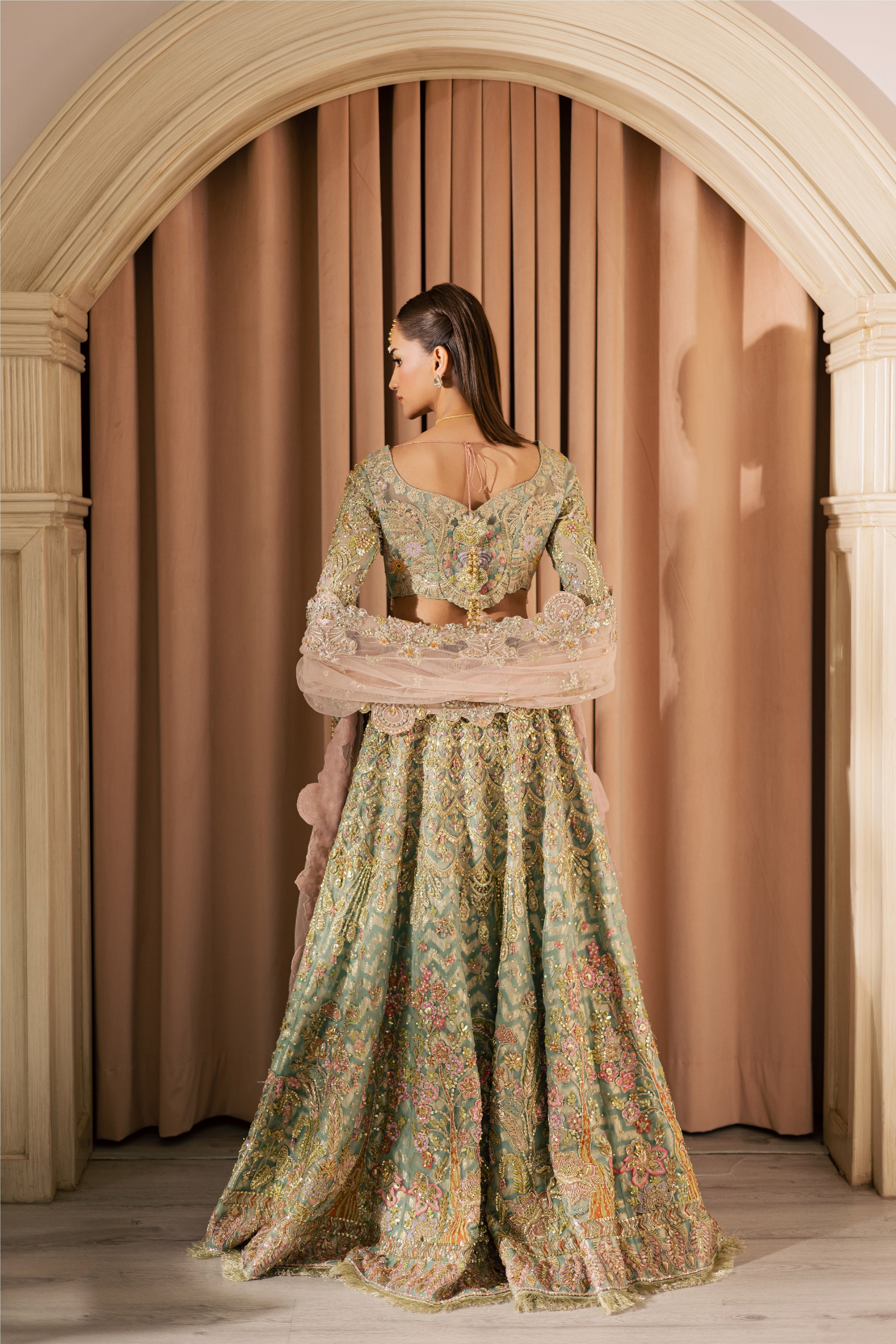 https://cdn.shopify.com/s/files/1/0523/4327/5696/files/kashaf-pakistani-bridal-couture-mysie-4.jpg?v=1762332204