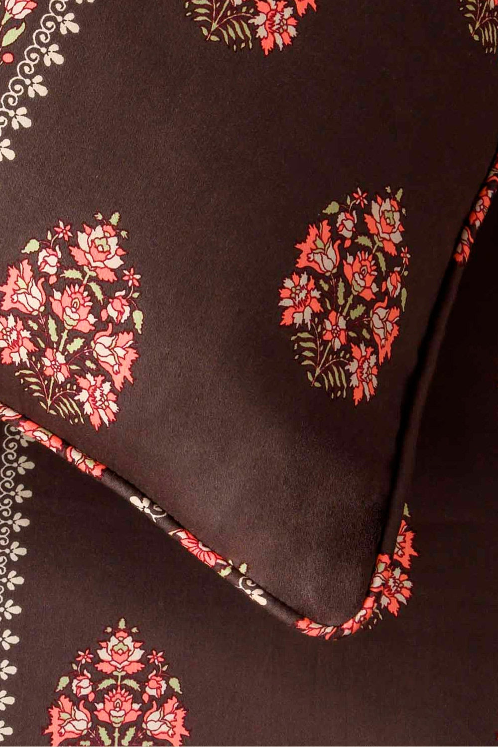 https://cdn.shopify.com/s/files/1/0706/3253/8159/files/kashida-sheet-set-gulahmed-closeup-_4.jpg?v=1758373597