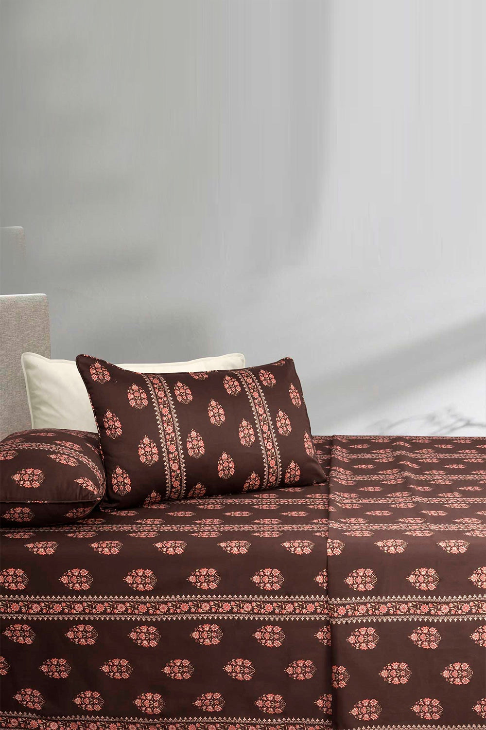 https://cdn.shopify.com/s/files/1/0706/3253/8159/files/kashida-sheet-set-gulahmed-front-_2.jpg?v=1758373598