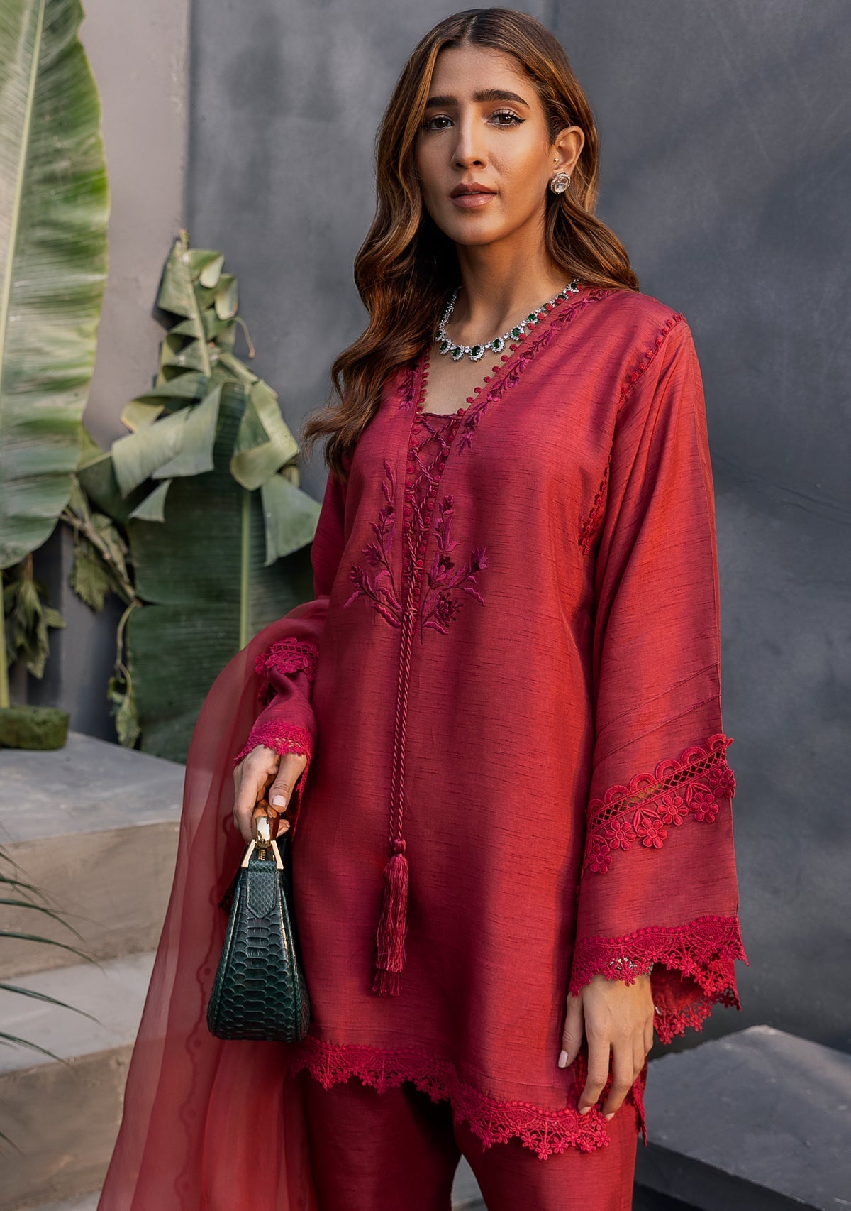 https://cdn.shopify.com/s/files/1/0676/8177/9968/products/kianar3.jpg?v=1708638816