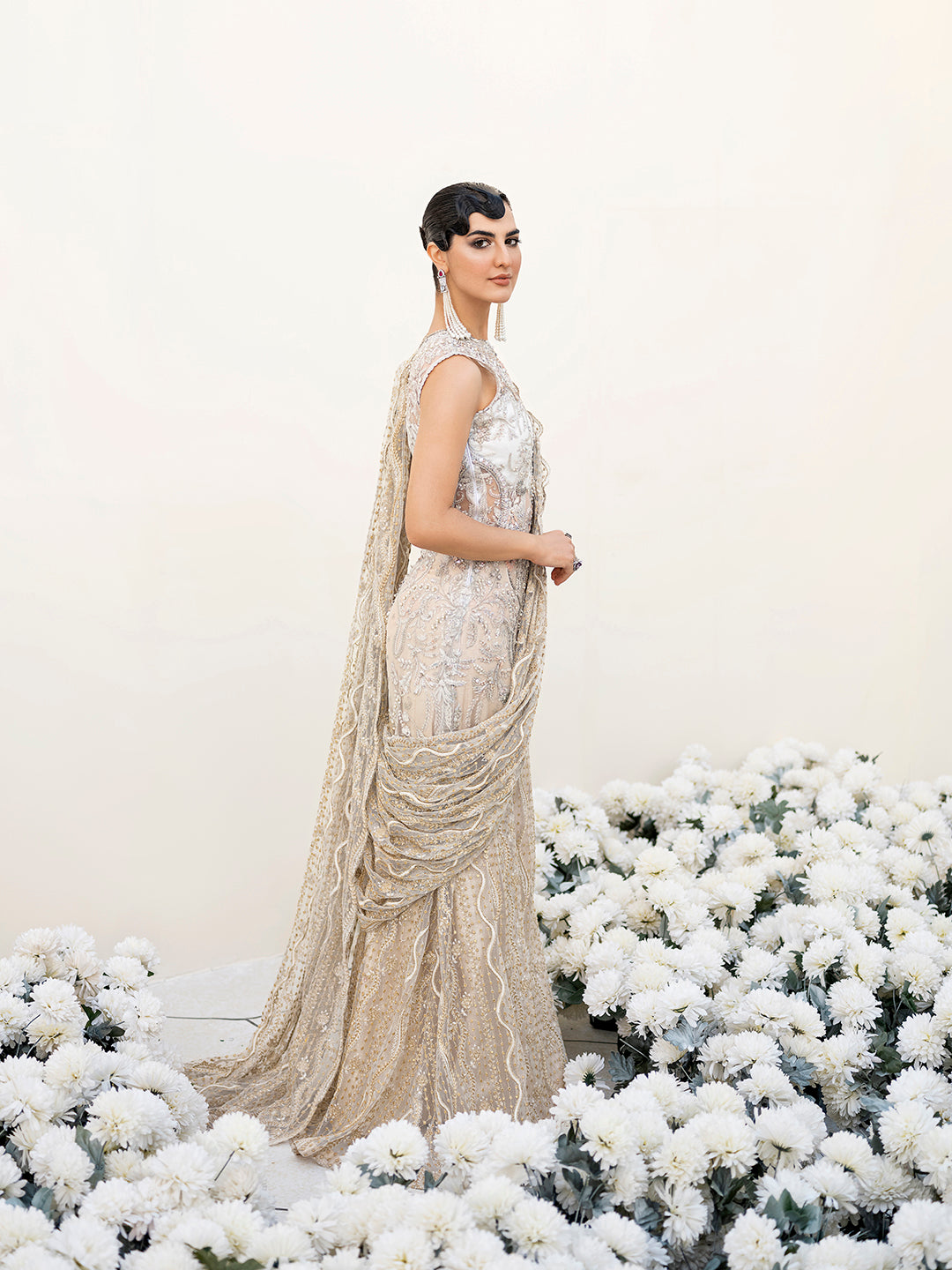 https://cdn.shopify.com/s/files/1/0523/4327/5696/products/malaikah-white-gold-pakistani-saree-mysie-3.jpg?v=1757933918