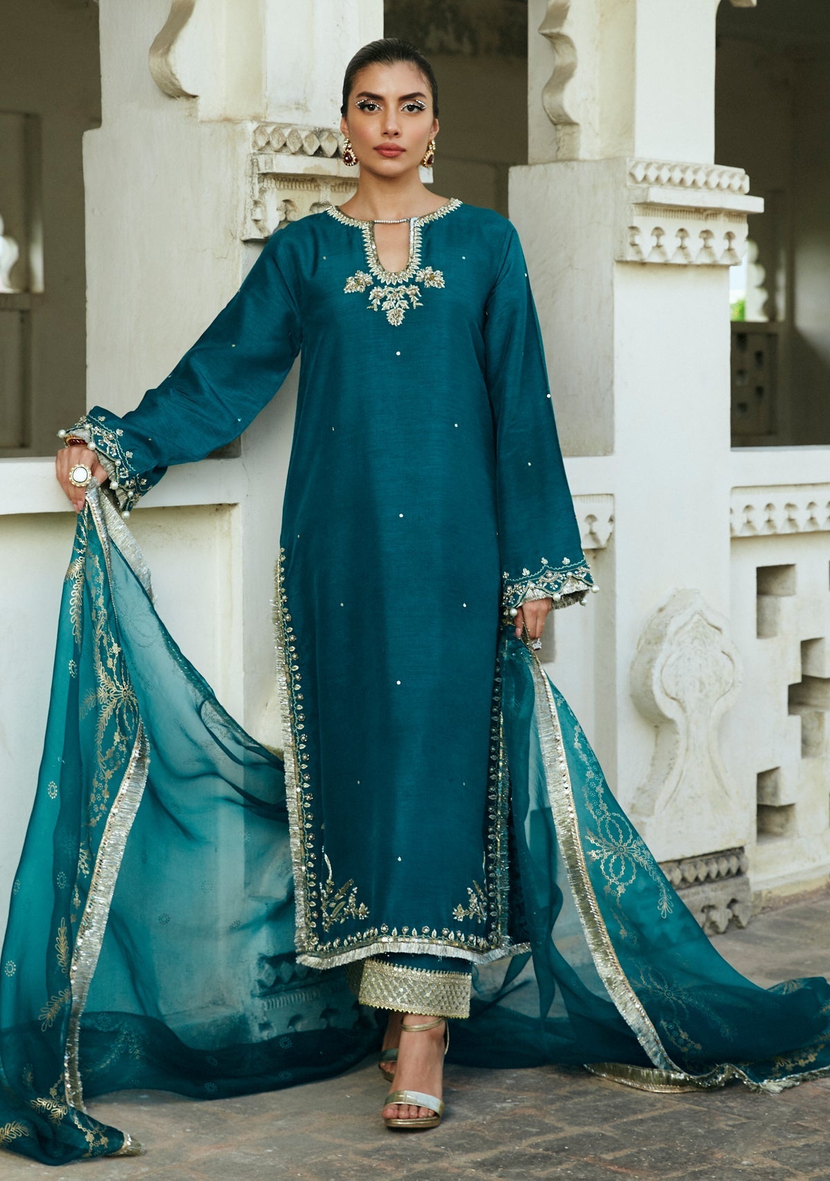 https://cdn.shopify.com/s/files/1/0676/8177/9968/products/mandana1_22a62b6a-4deb-45af-ac73-332638dbd669.jpg?v=1708639010