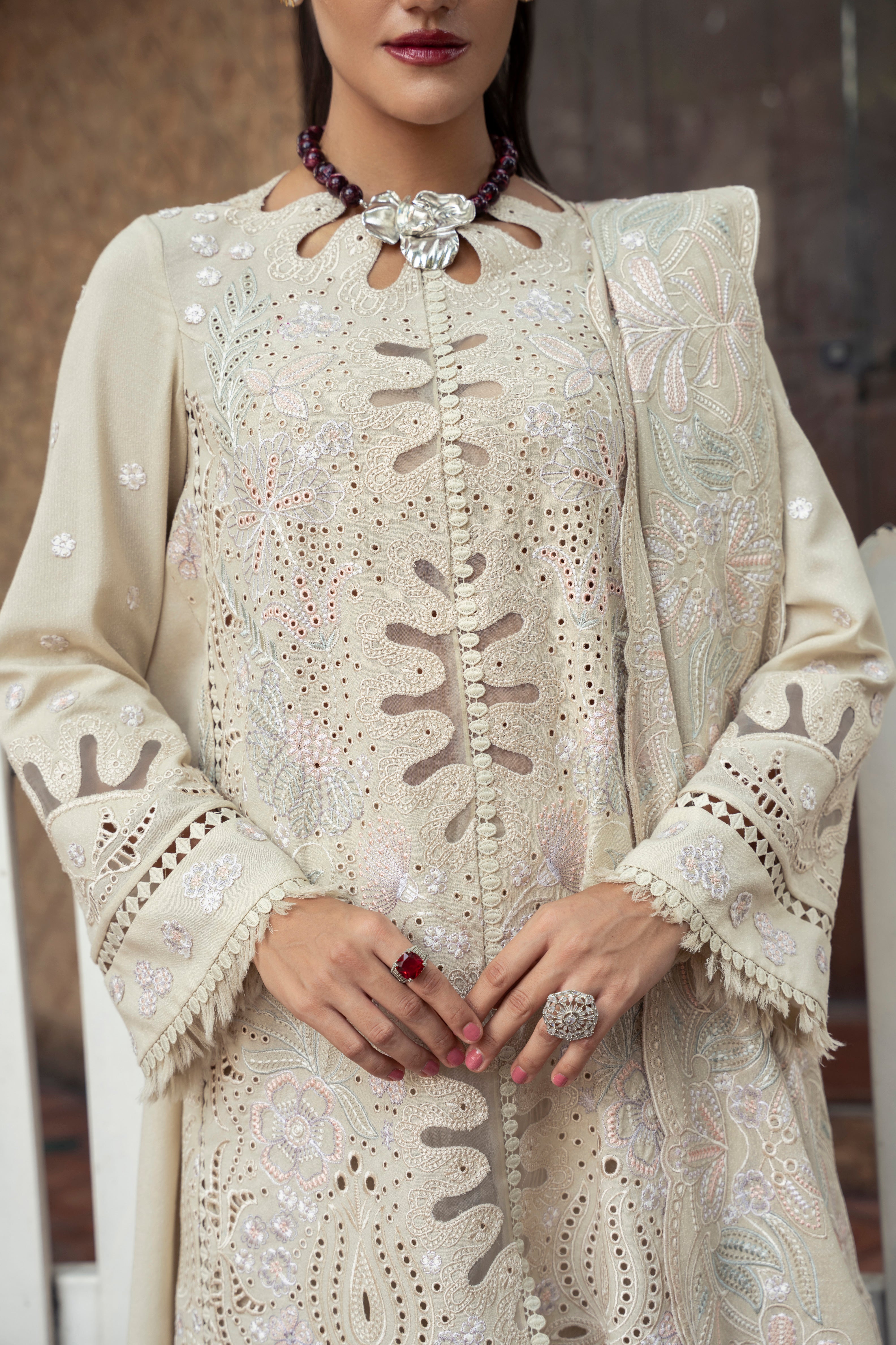https://cdn.shopify.com/s/files/1/0523/4327/5696/files/mysie-by-tahira-moana-karandi-pret-7.jpg?v=1761832380
