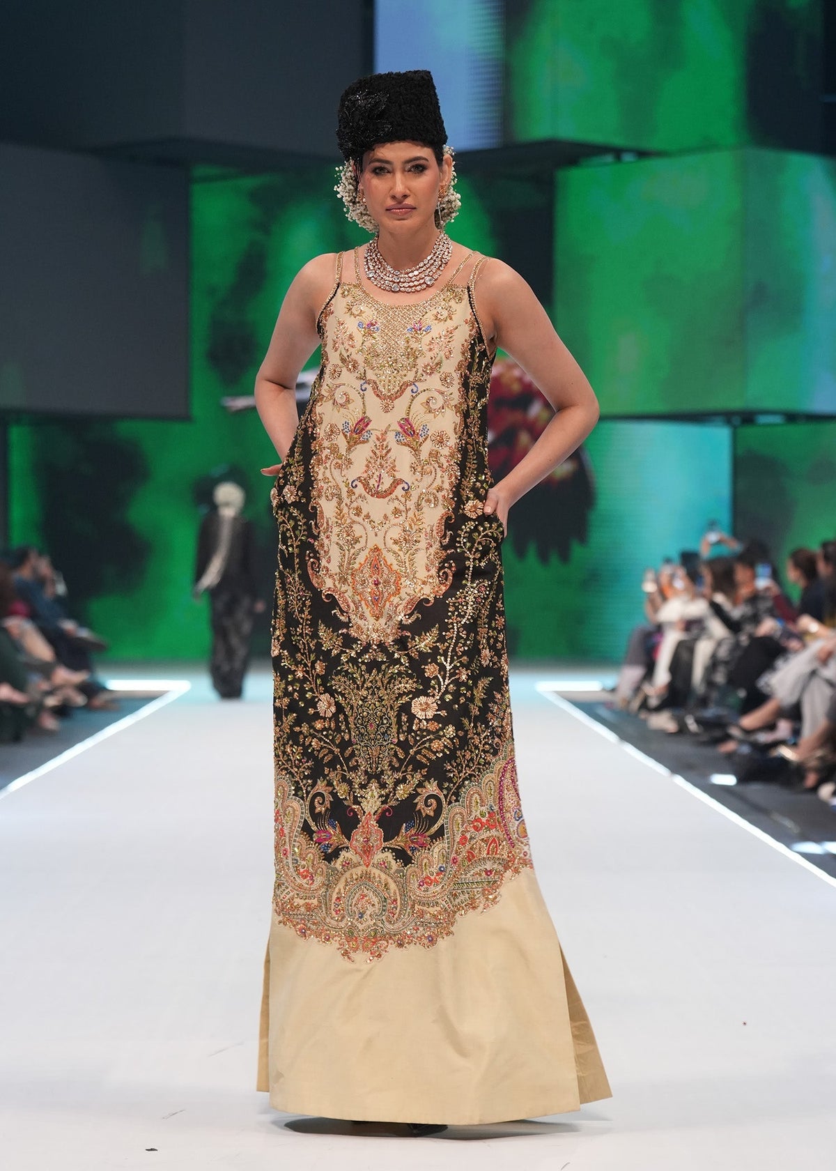 Saira Shakira – Noir Sable Style