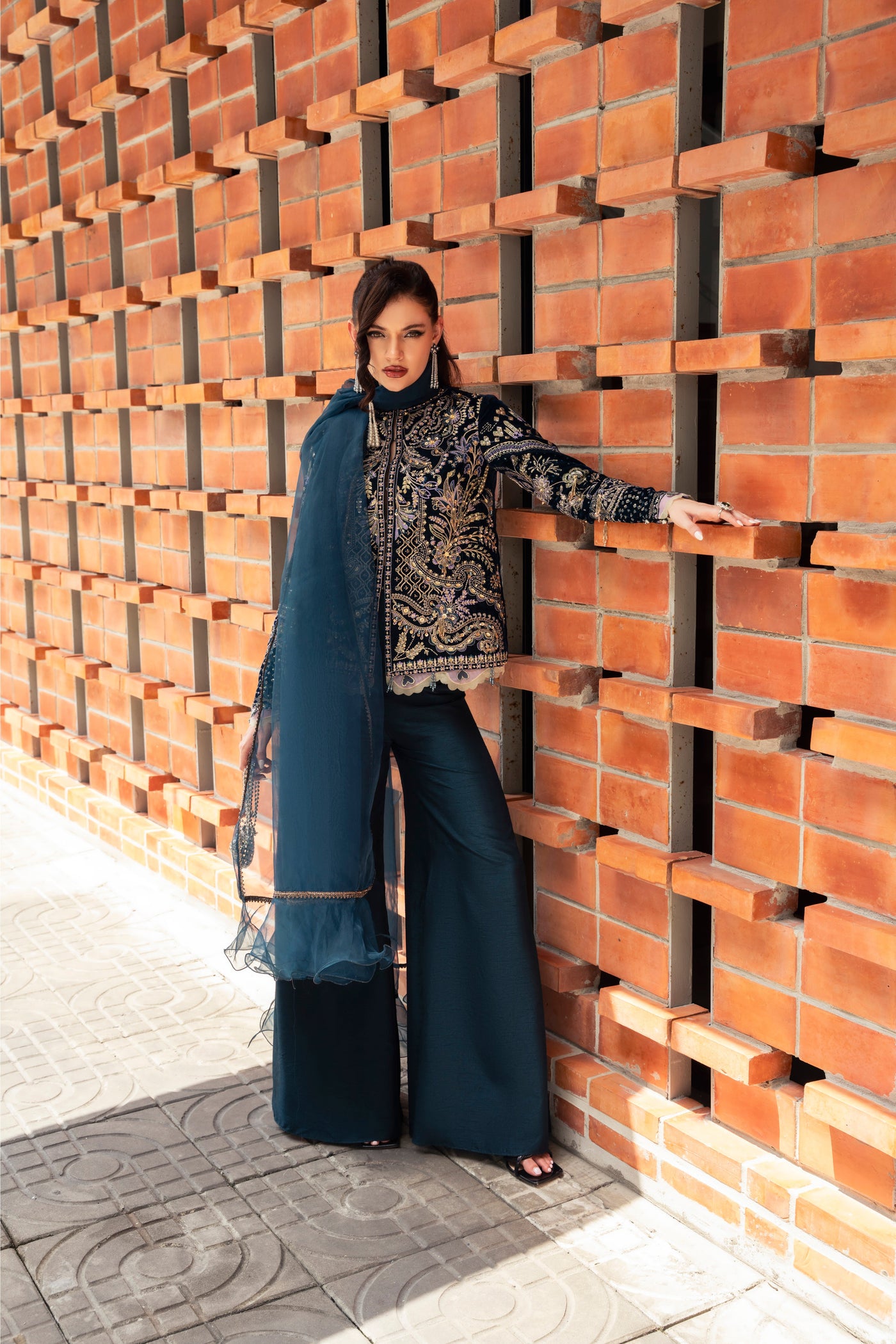 https://cdn.shopify.com/s/files/1/0523/4327/5696/files/ora-velvet-navy-blue-dress-mysie-5.jpg?v=1761142665