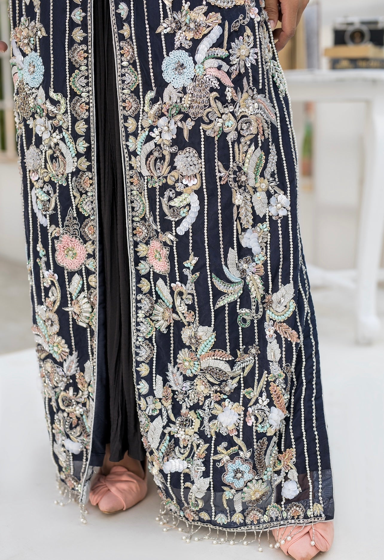 https://cdn.shopify.com/s/files/1/0923/1931/8403/files/passu-festive-edit25-809974_c27a6912-0139-41b2-acbd-0e47555f2c3a.jpg?v=1756725085