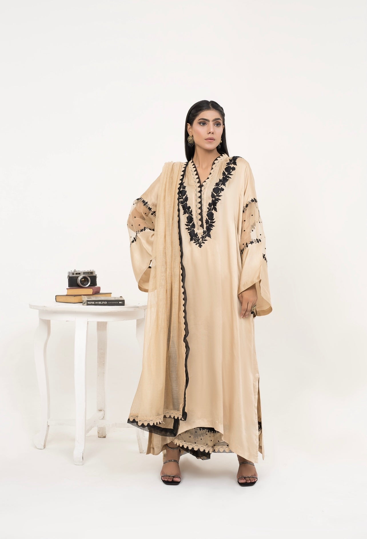 https://cdn.shopify.com/s/files/1/0923/1931/8403/files/pearl-gold-semi-formal25-286767.jpg?v=1756724884
