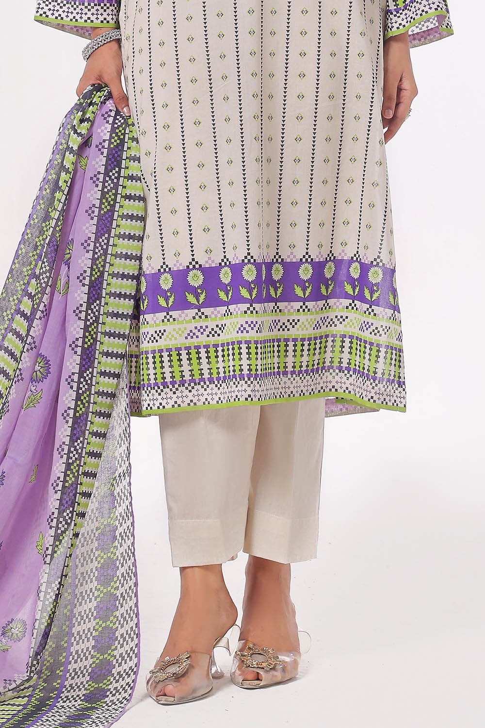 https://cdn.shopify.com/s/files/1/0706/3253/8159/files/printed-lawn-dupatta-shirt-dyed-trouser-gulahmed-clp-42215-bottom.jpg?v=1758380974