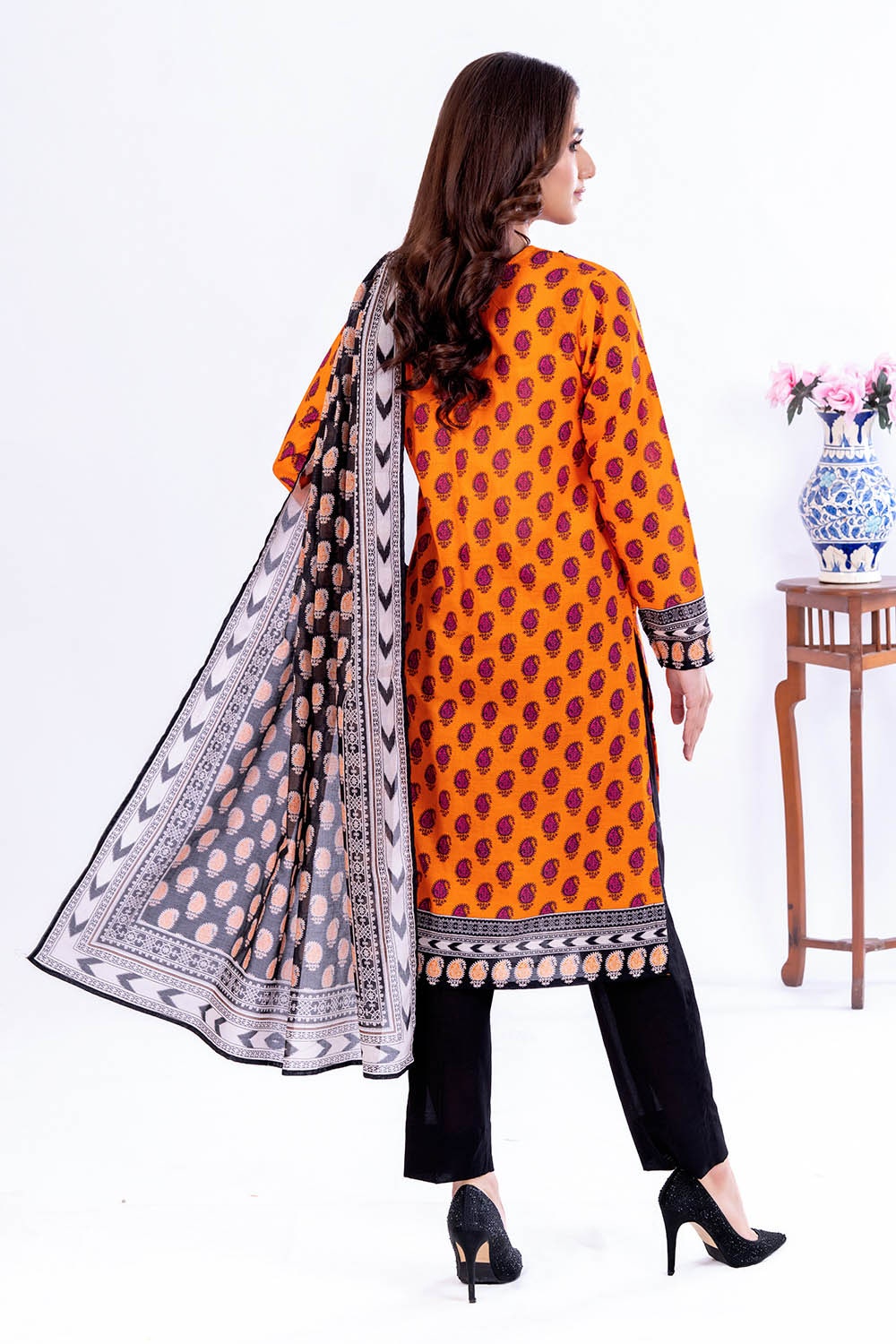 https://cdn.shopify.com/s/files/1/0706/3253/8159/files/printed-lawn-dupatta-shirt-dyed-trouser-gulahmed-clp-52099-back.jpg?v=1774438333
